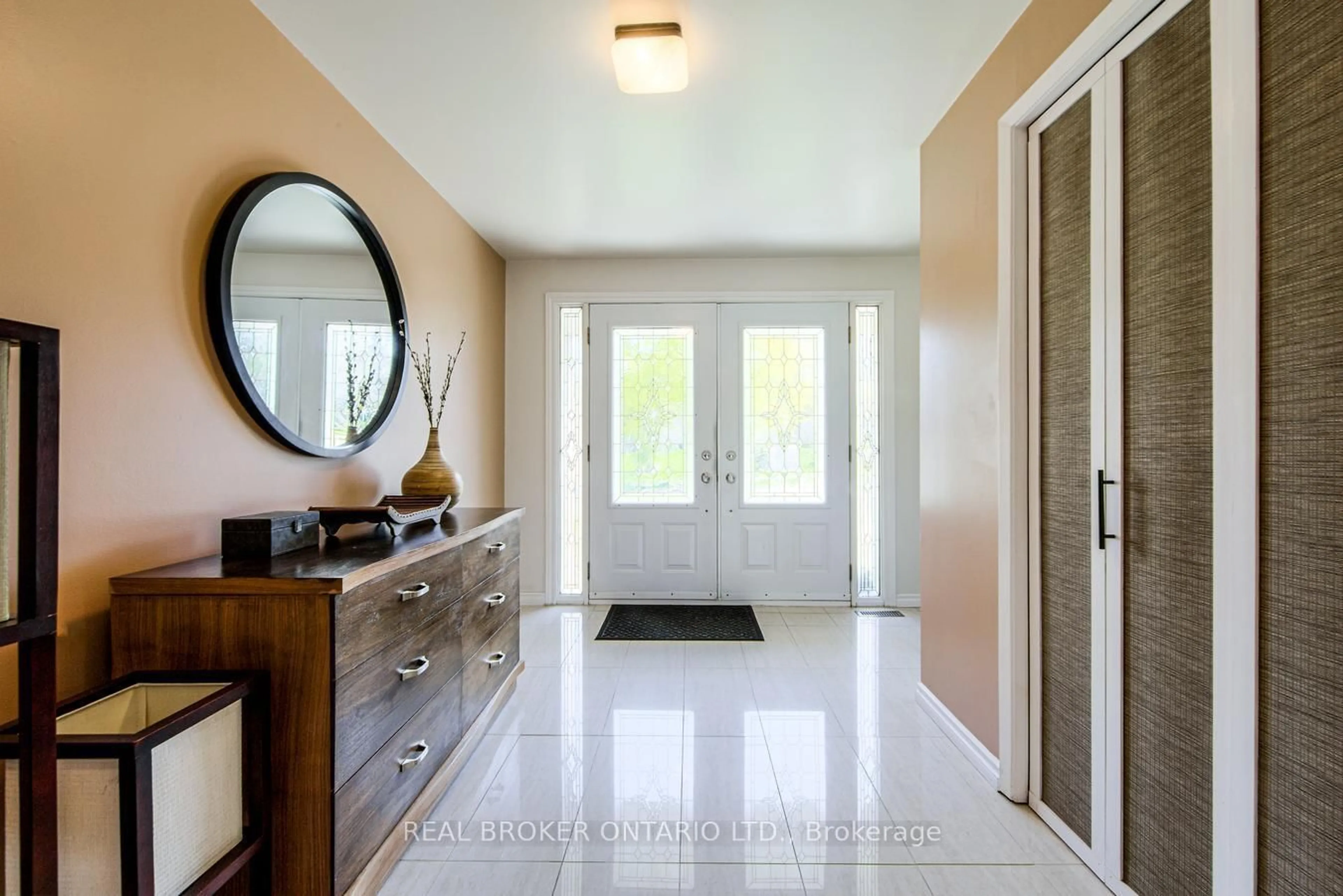 Indoor entryway for 44 Mark St, Aurora Ontario L4G 3J5