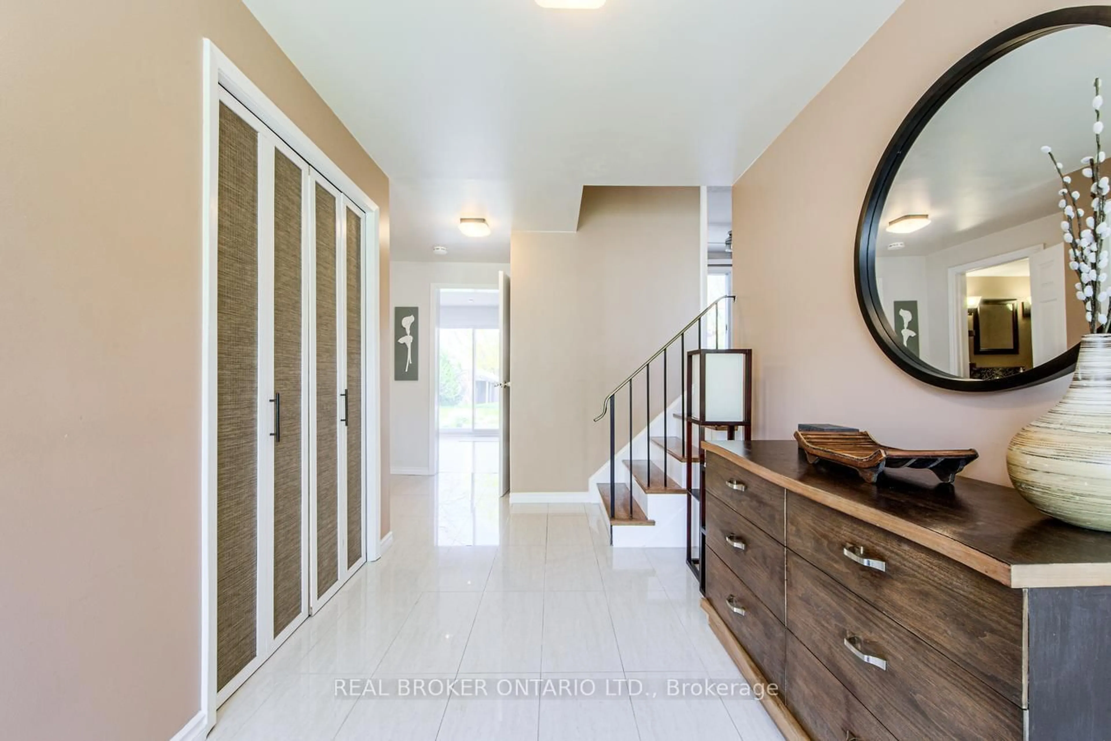 Indoor entryway for 44 Mark St, Aurora Ontario L4G 3J5