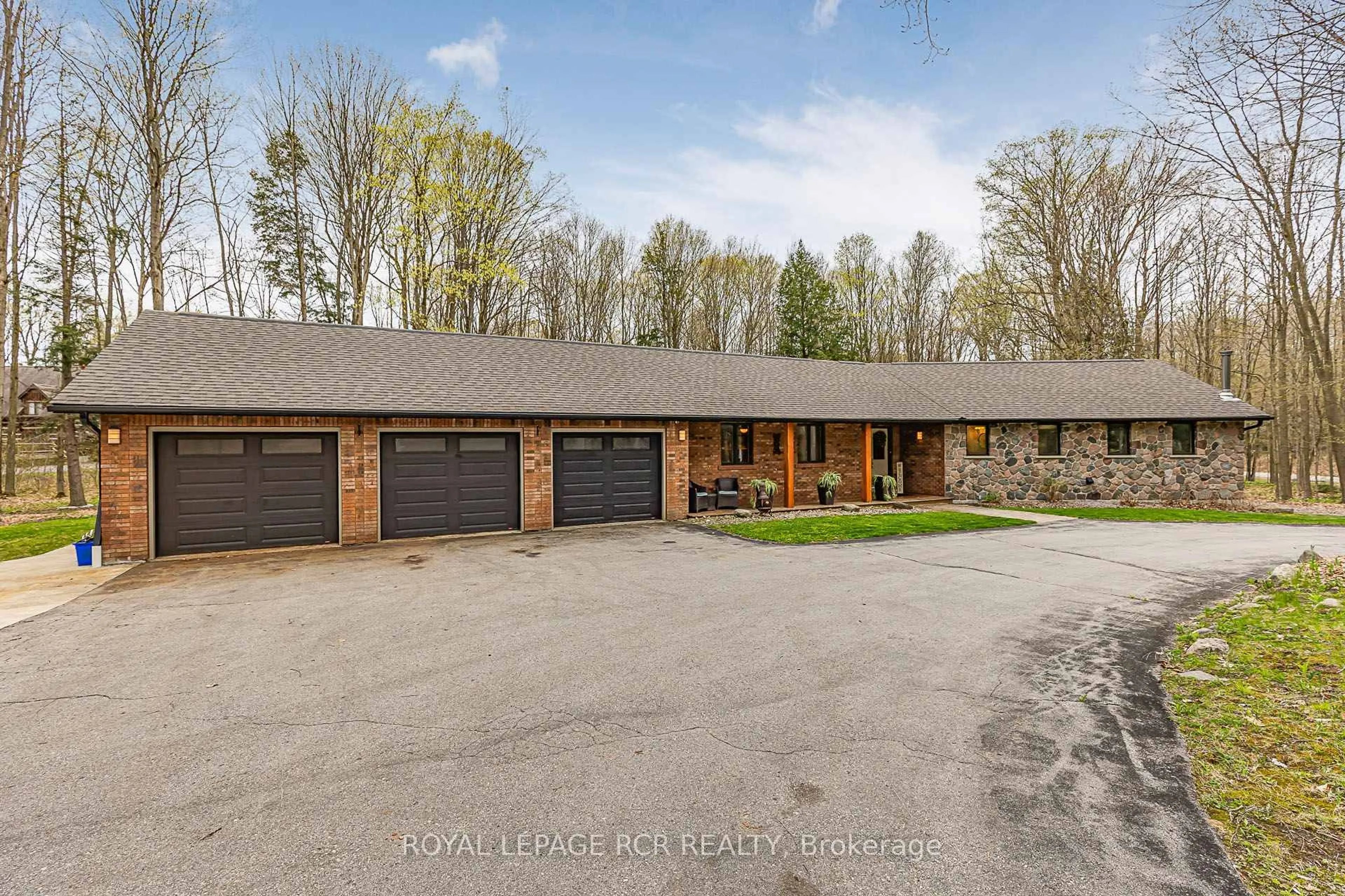 A pic from outside/outdoor area/front of a property/back of a property/a pic from drone, unknown for 1 Beech Tree Lane, Whitchurch-Stouffville Ontario L4A 7X4