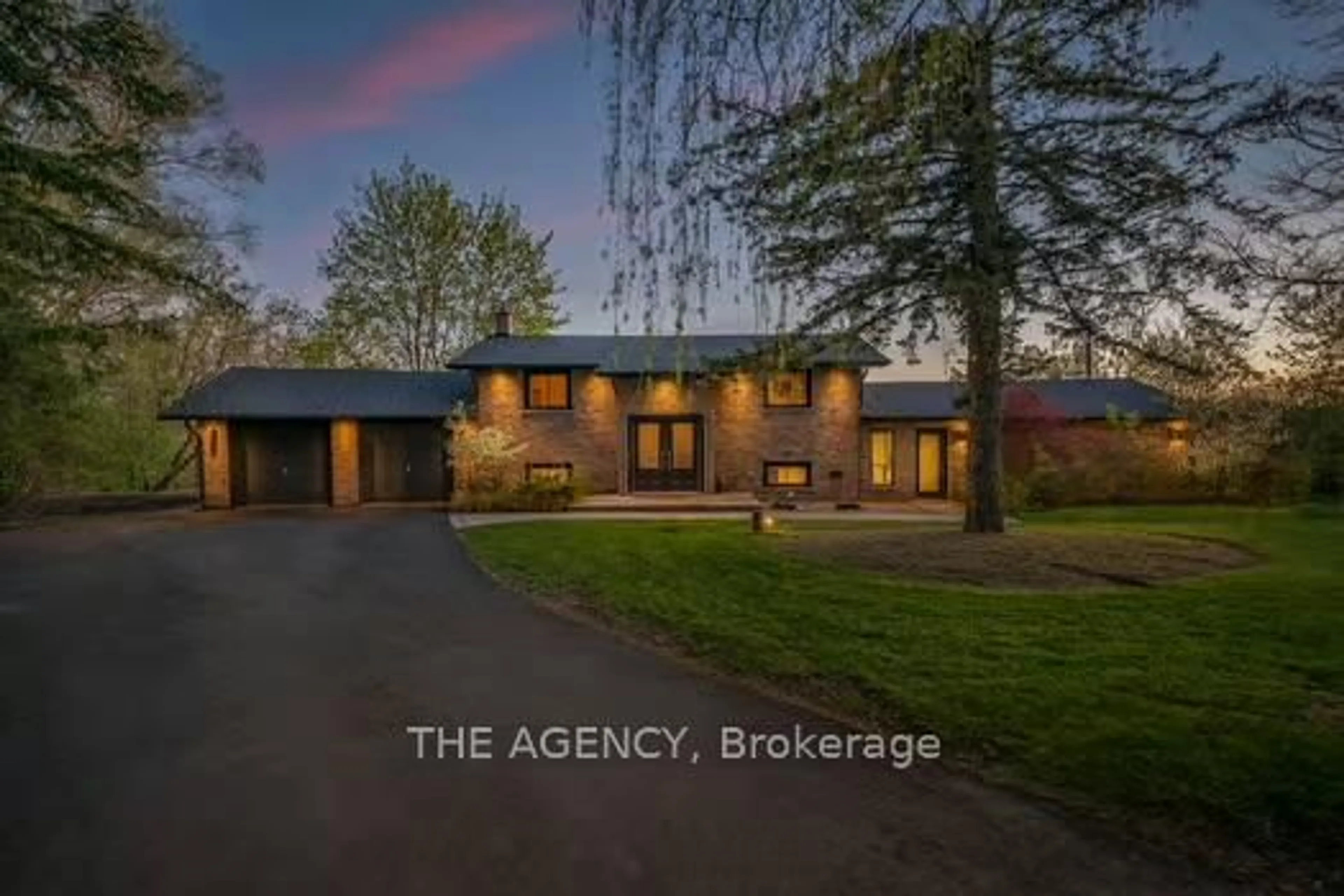 A pic from outside/outdoor area/front of a property/back of a property/a pic from drone, building for 15 Old Forge Dr, King Ontario L7B 1K4