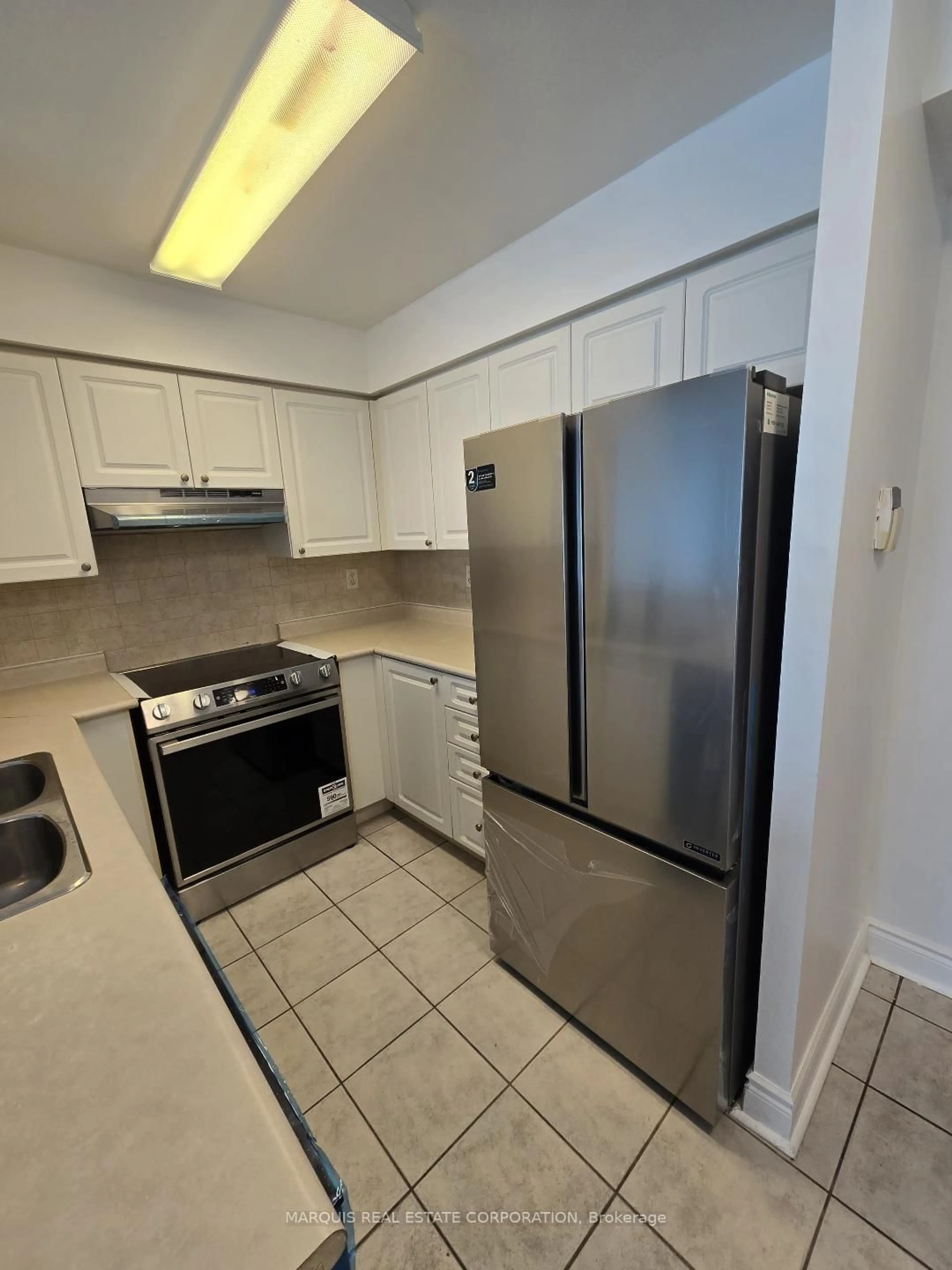 Standard kitchen, unknown for 39 Oneida Cres #908, Richmond Hill Ontario L4B 4T9
