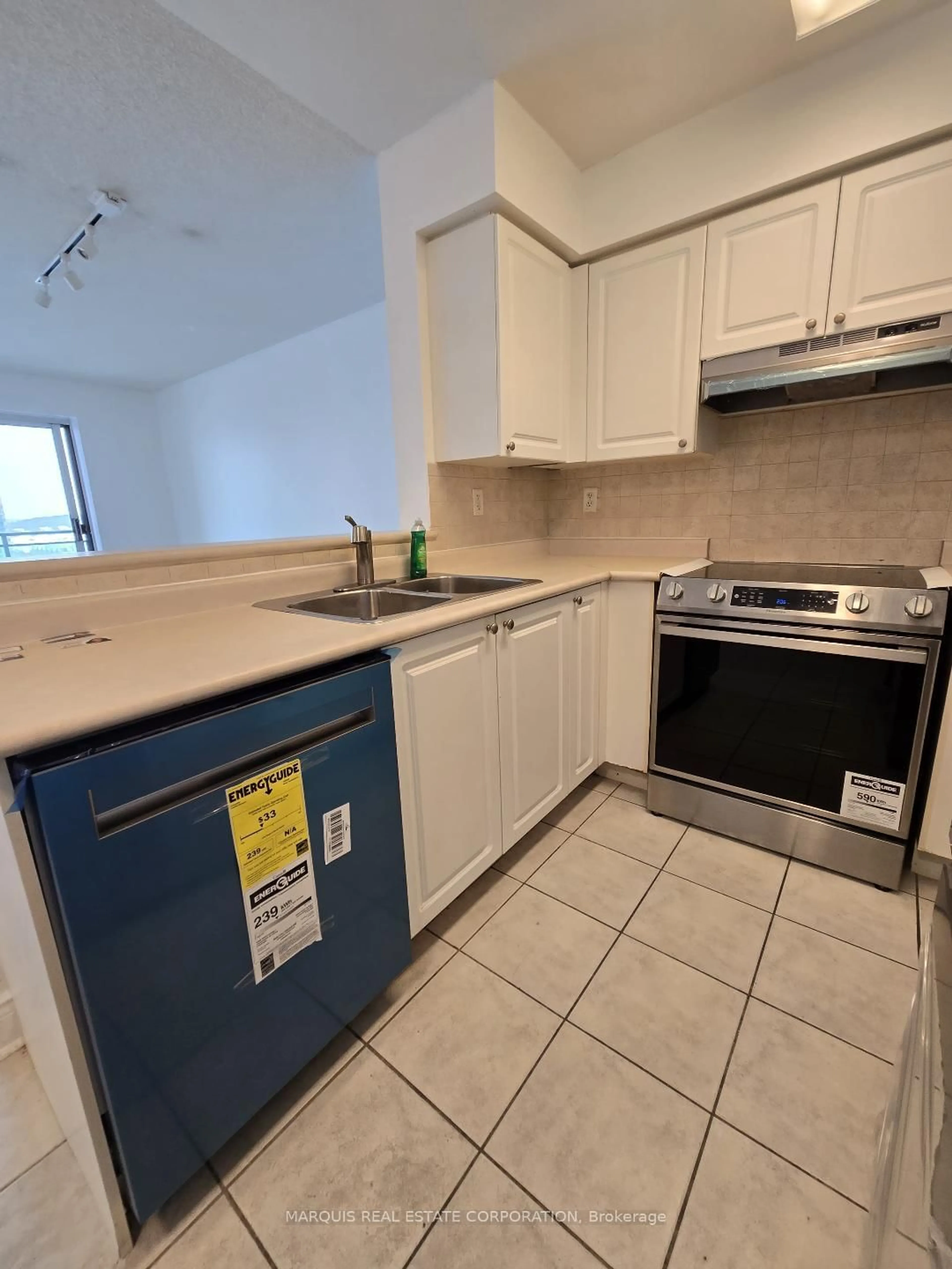 Standard kitchen, unknown for 39 Oneida Cres #908, Richmond Hill Ontario L4B 4T9
