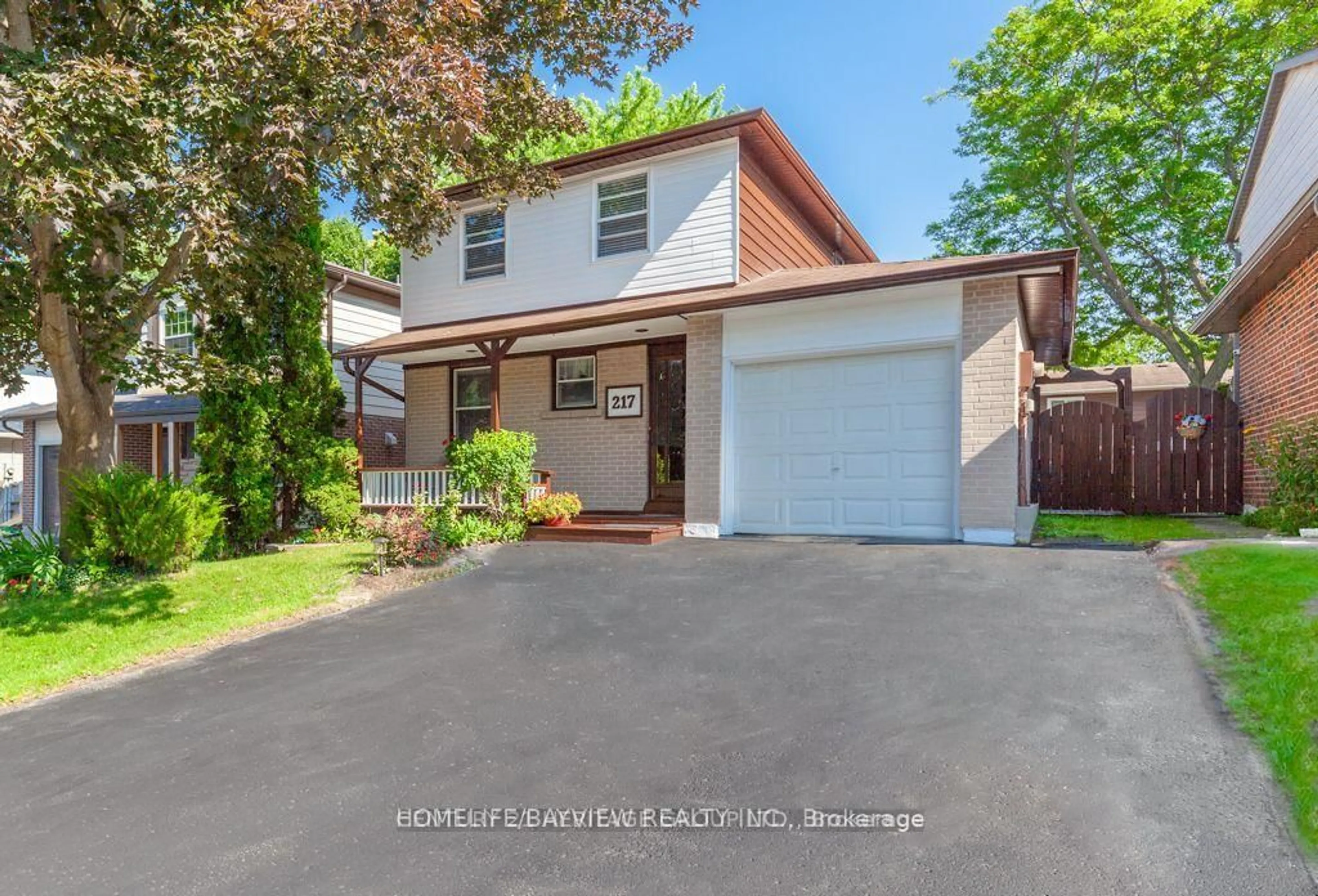 Home with vinyl exterior material, street for 217 Thoms Cres, Newmarket Ontario L3Y 1C9