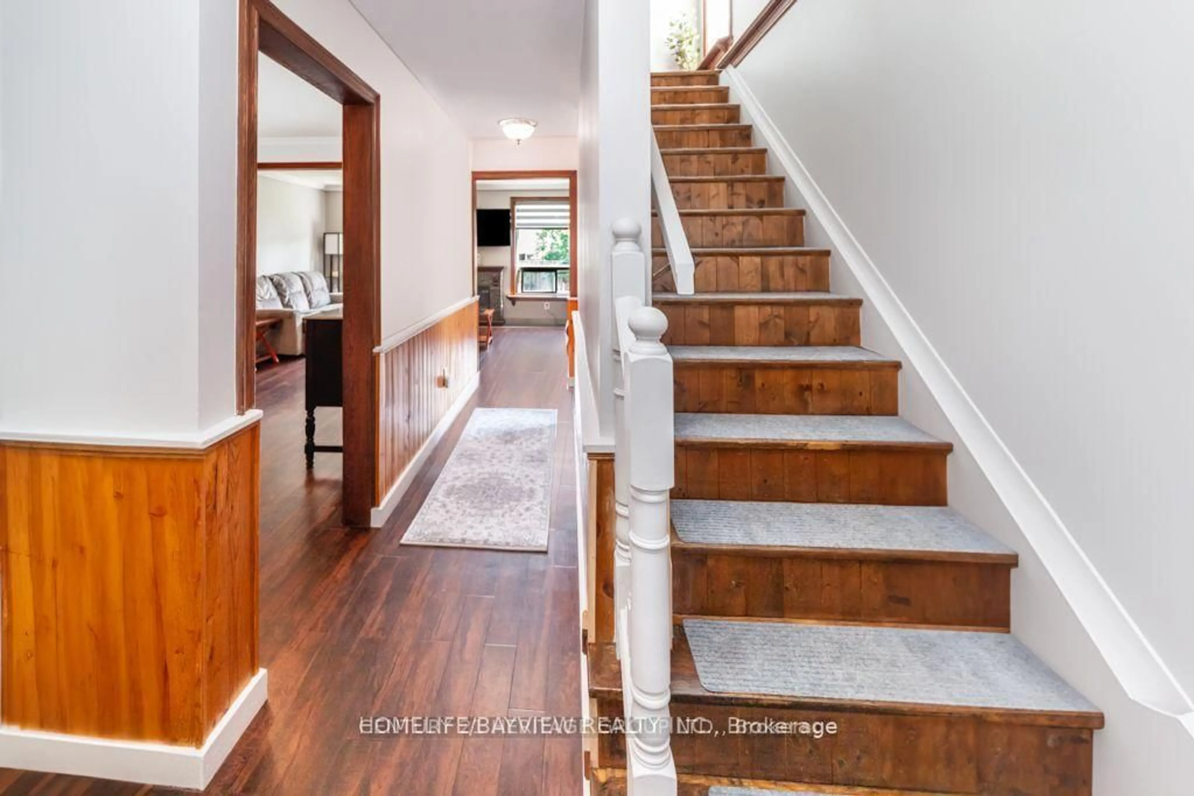 Indoor entryway for 217 Thoms Cres, Newmarket Ontario L3Y 1C9