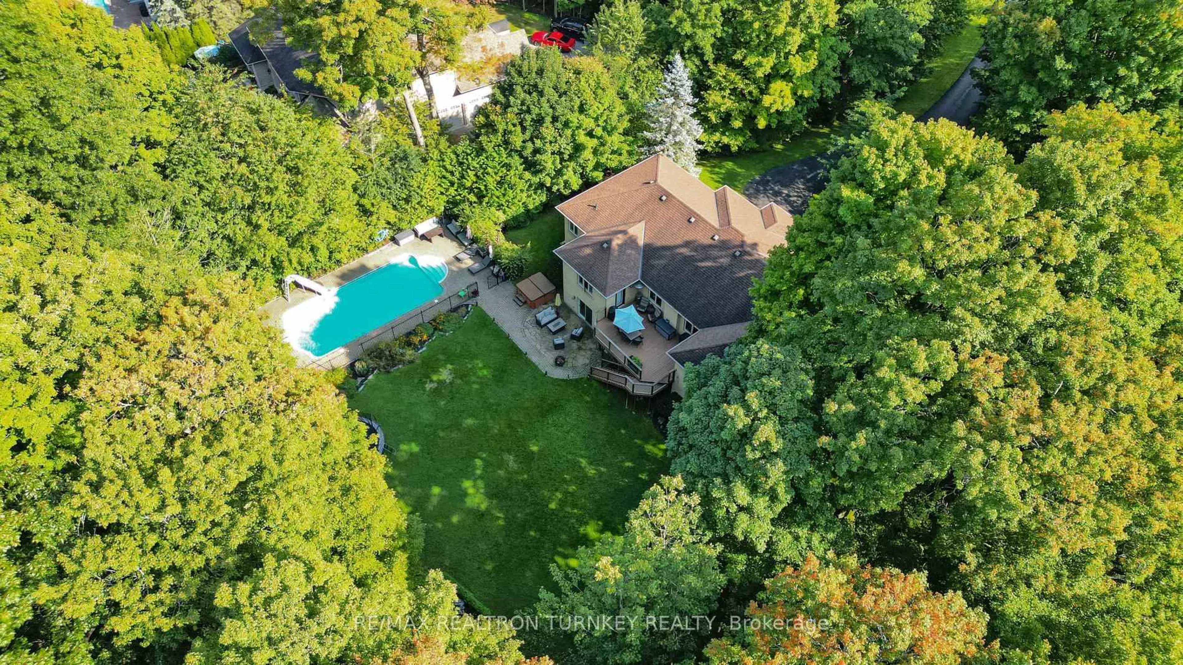 A pic from outside/outdoor area/front of a property/back of a property/a pic from drone, unknown for 22 Sherwood Glen, East Gwillimbury Ontario L9N 1R3