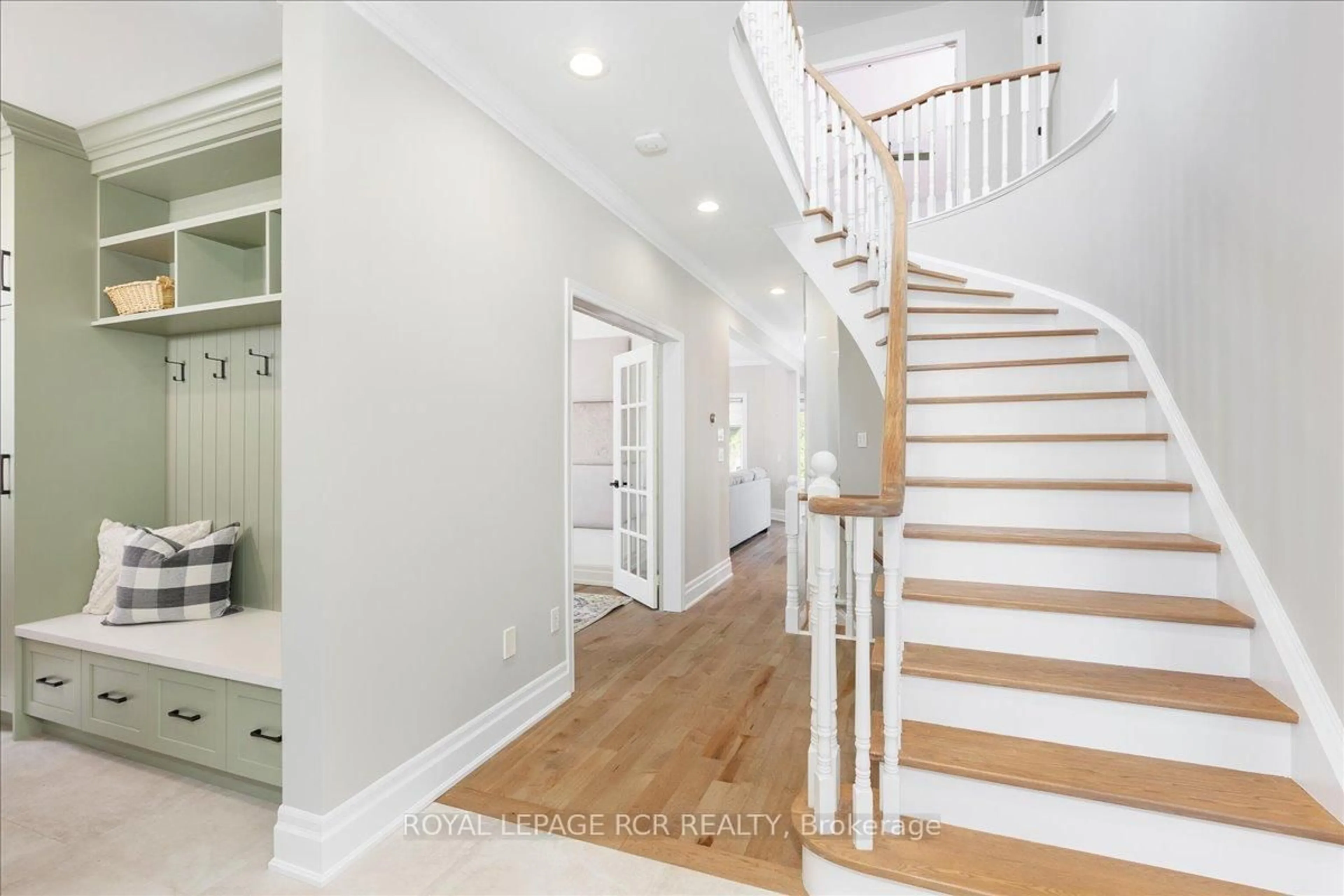 Indoor entryway for 54 Benville Cres, Aurora Ontario L4G 7K2