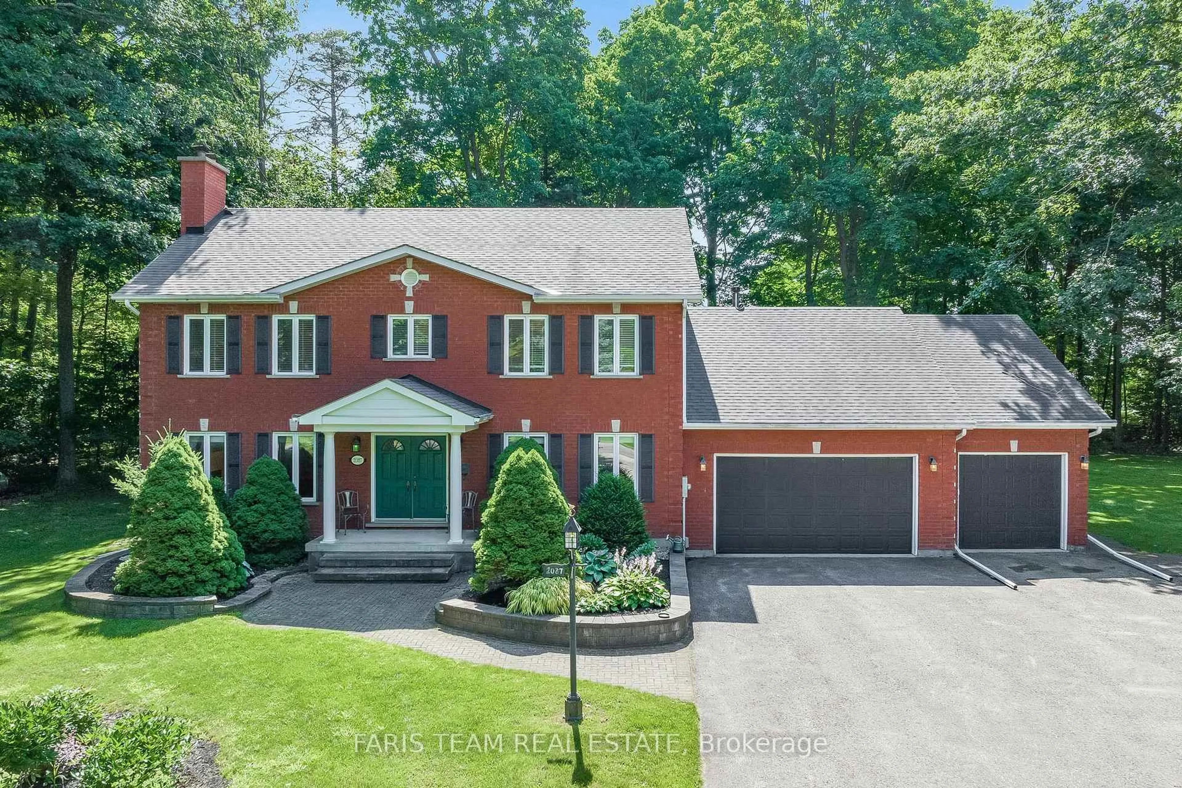 A pic from outside/outdoor area/front of a property/back of a property/a pic from drone, street for 2087 Wilkinson St, Innisfil Ontario L9S 1X3