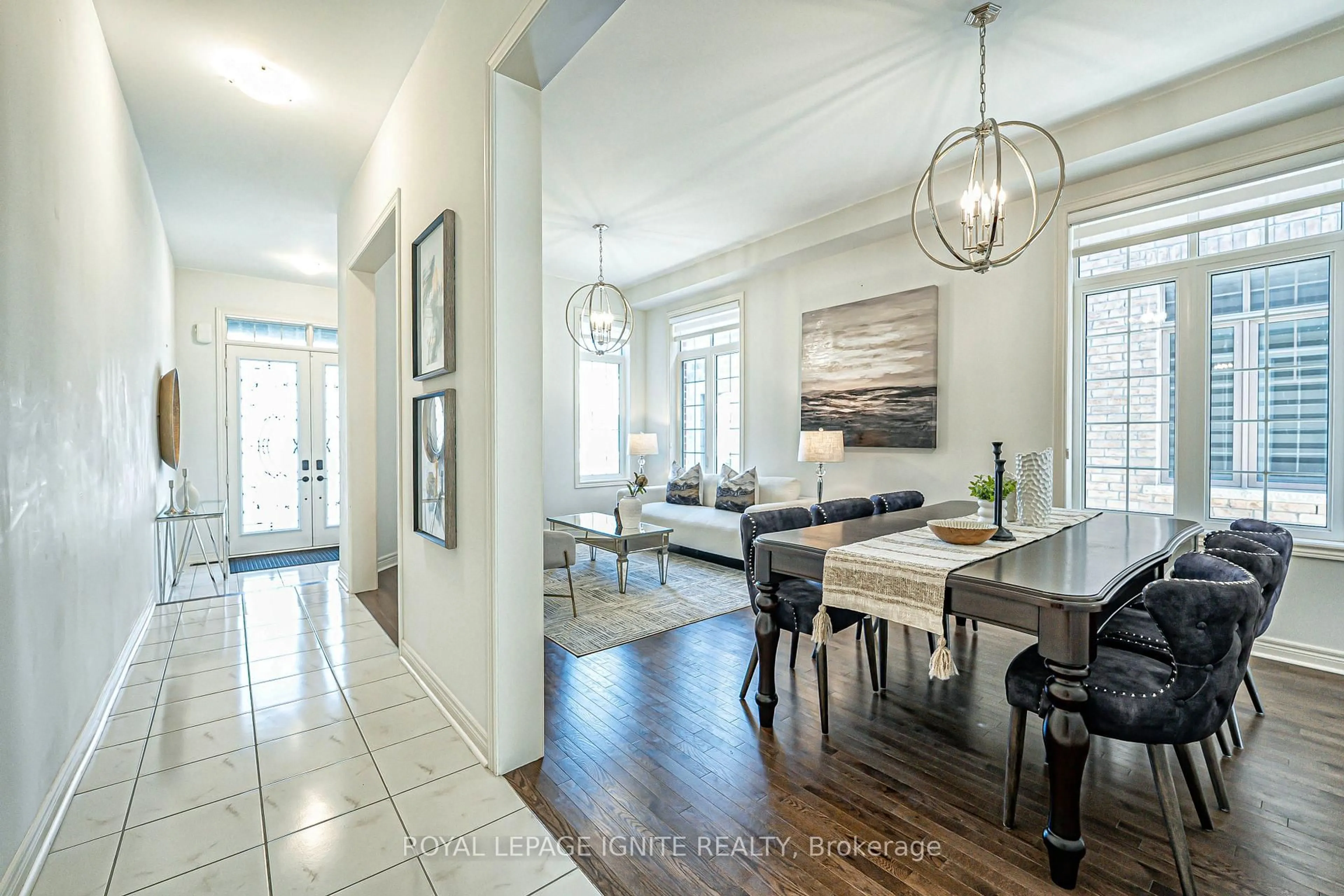 Indoor entryway for 28 Lewis Ave, Bradford West Gwillimbury Ontario L3Z 0W9