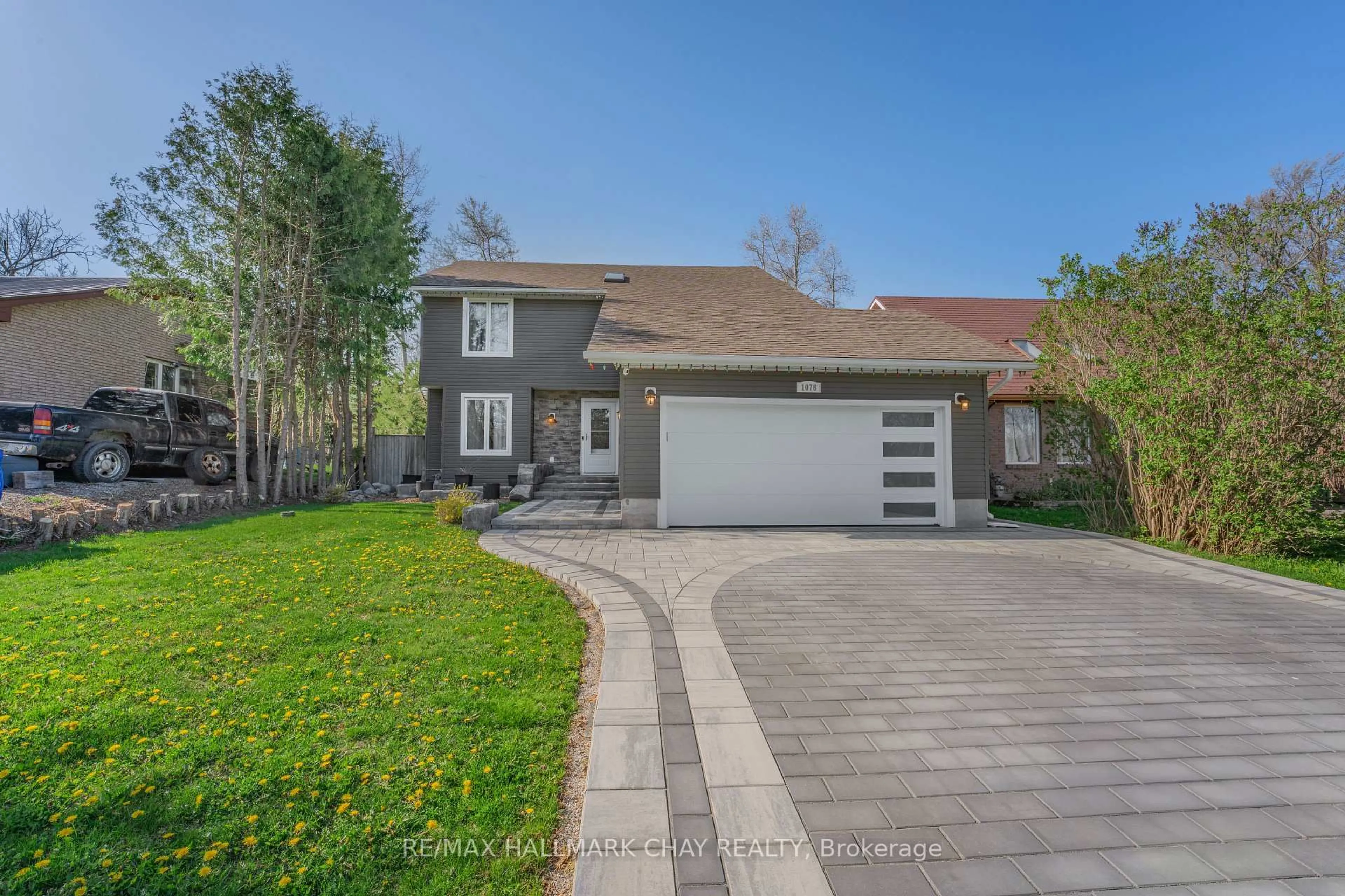 A pic from outside/outdoor area/front of a property/back of a property/a pic from drone, street for 1078 Elm Rd, Innisfil Ontario L0L 1C0