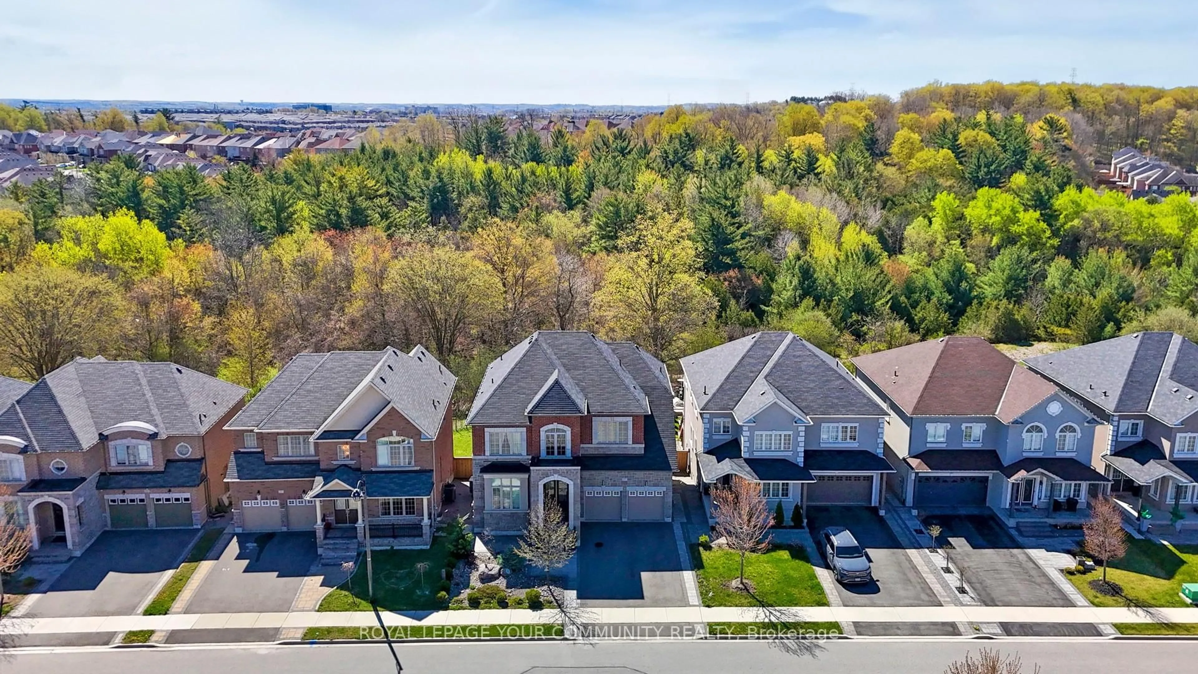A pic from outside/outdoor area/front of a property/back of a property/a pic from drone, unknown for 561 Clifford Perry Pl, Newmarket Ontario L3X 0J2