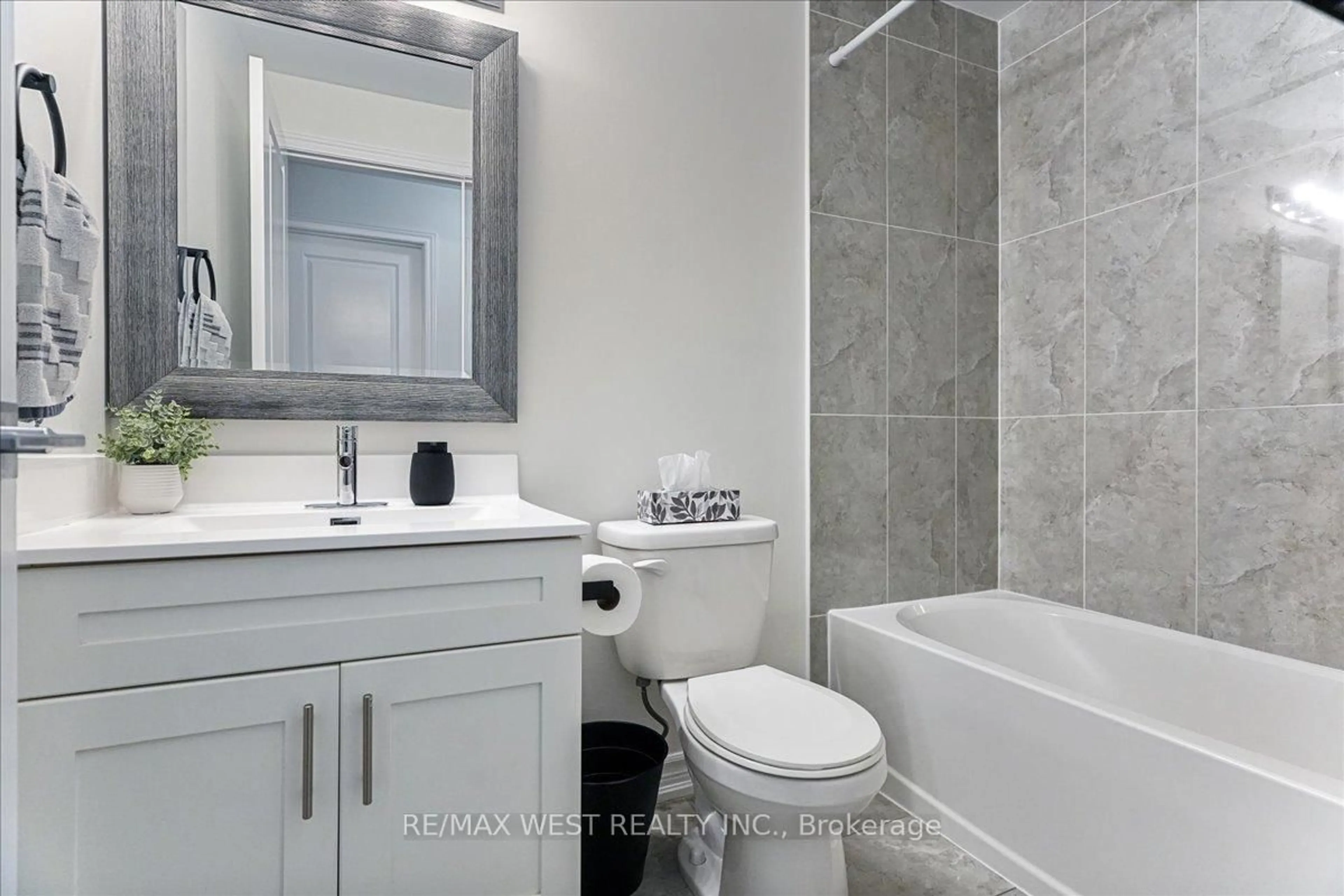 Standard bathroom, ceramic/tile floor for 196 Pine Grove Rd #25, Vaughan Ontario L4L 0H8