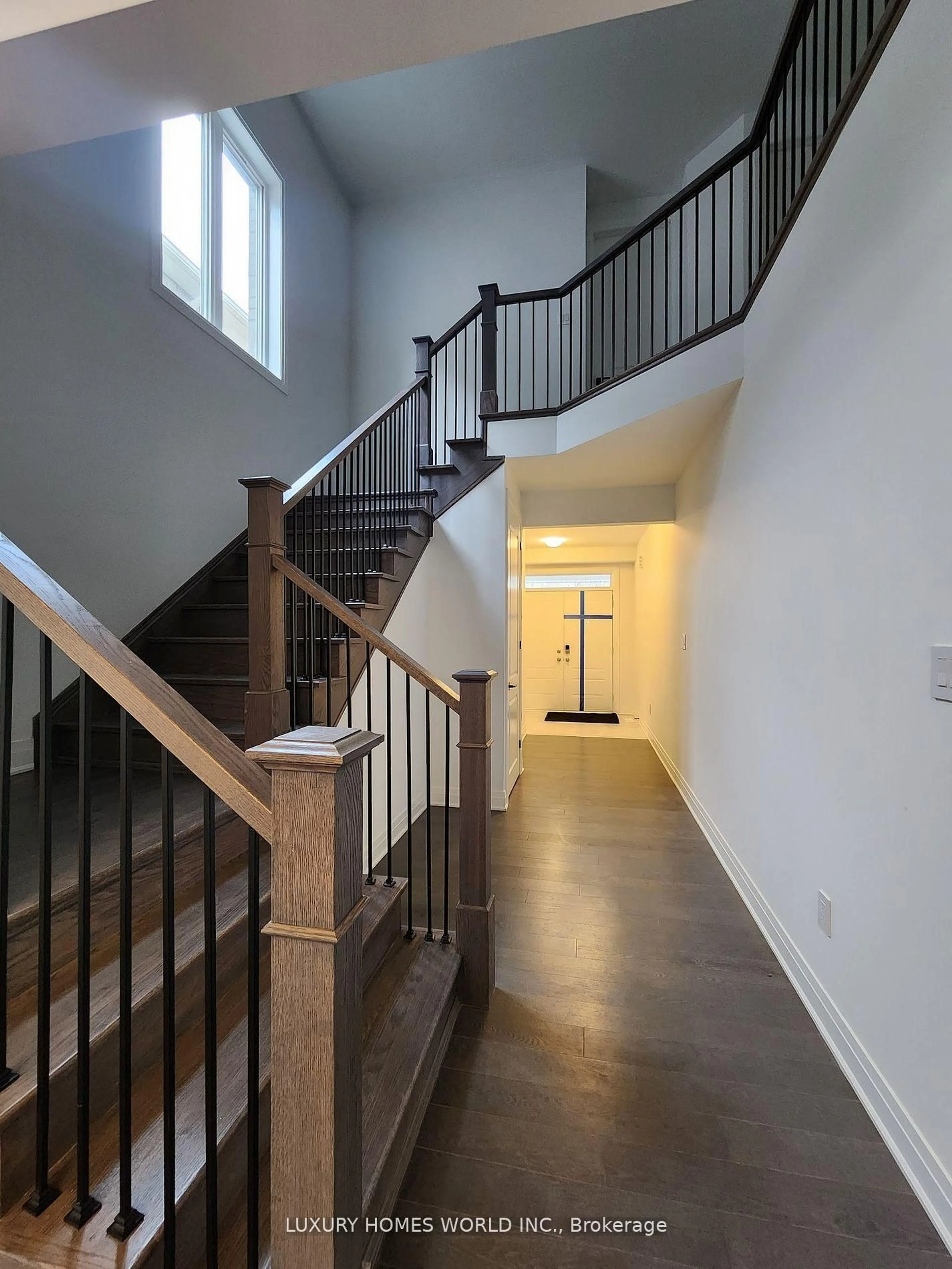 Indoor foyer for 657 Lamb St, Innisfil Ontario L9S 0R7