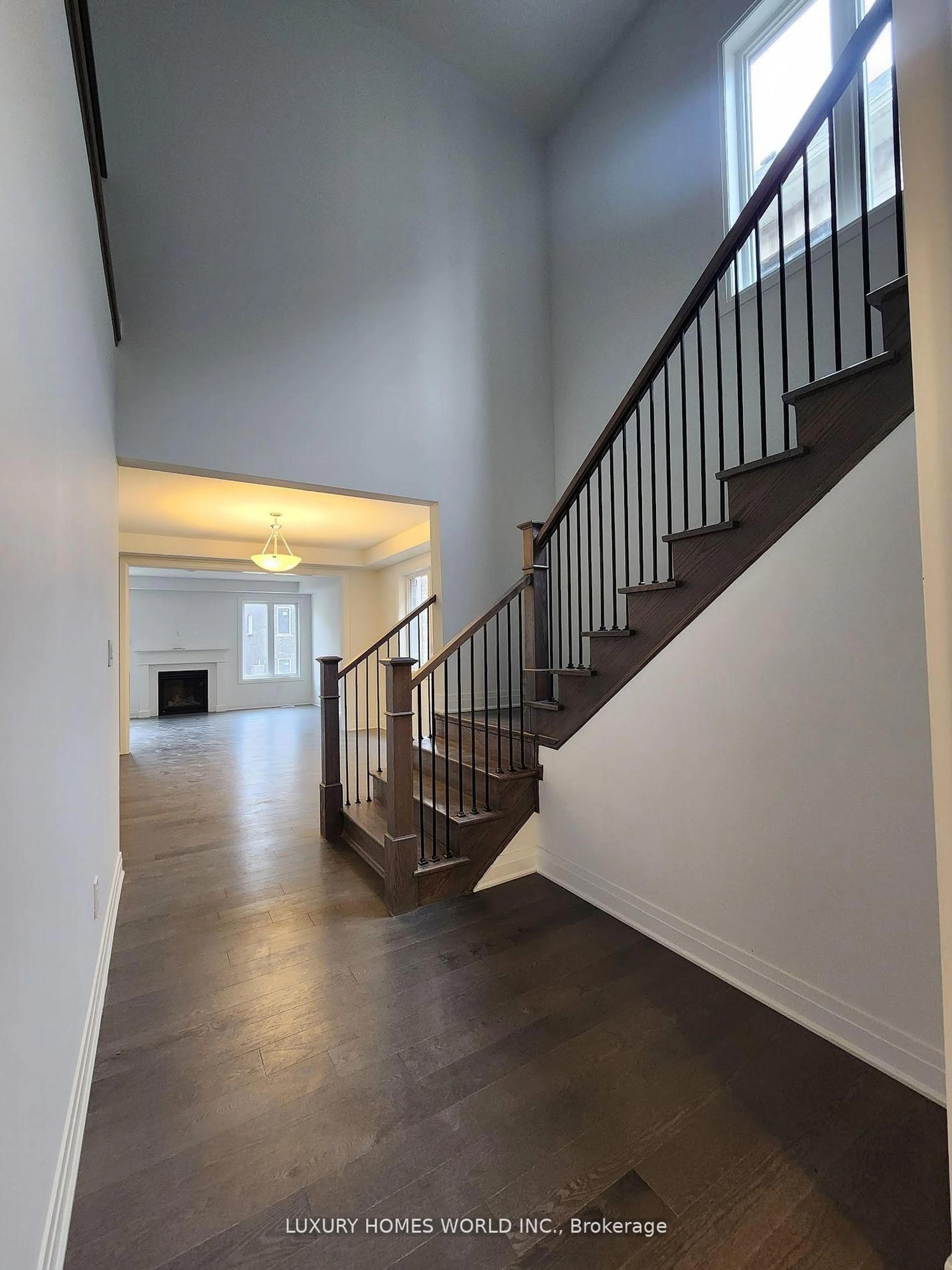 Indoor foyer for 657 Lamb St, Innisfil Ontario L9S 0R7