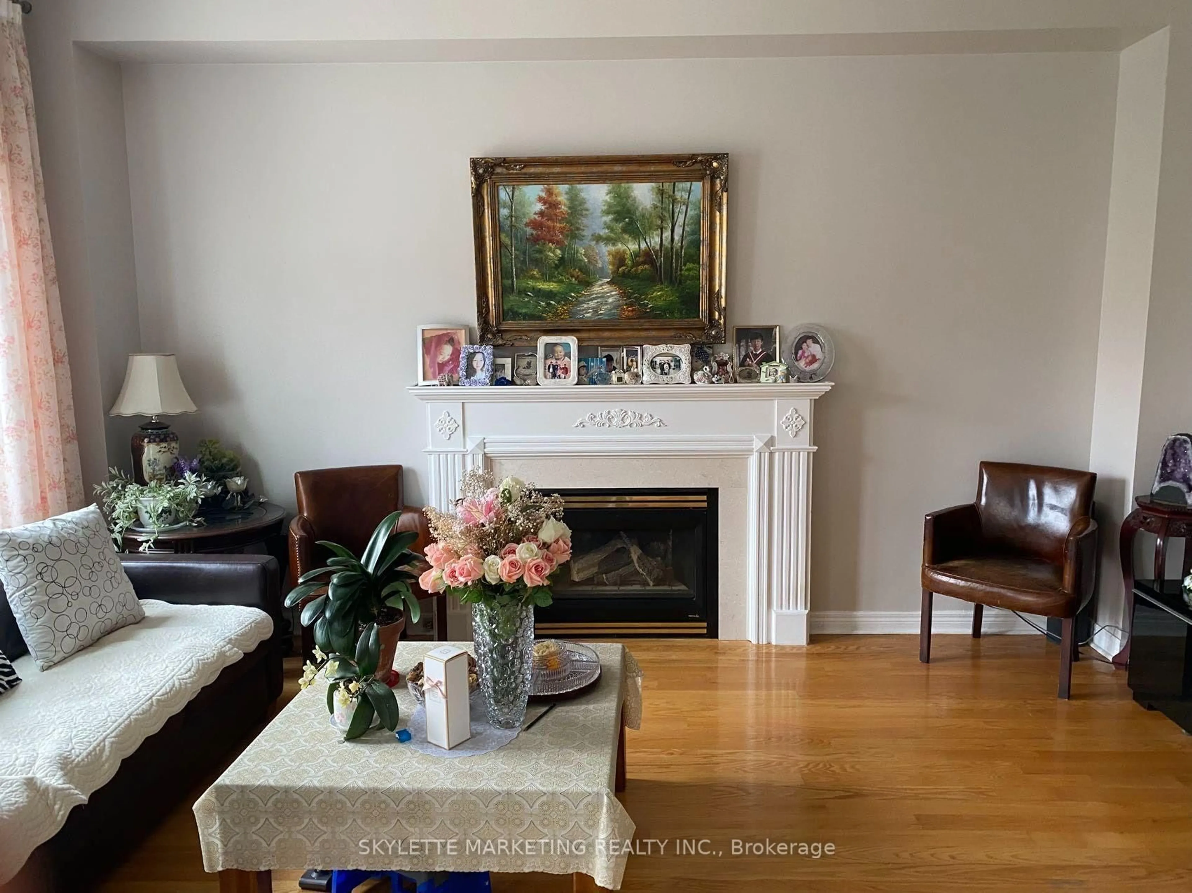 Living room with furniture, wood/laminate floor for 3 Twin Oaks Dr, Markham Ontario L6C 2C6