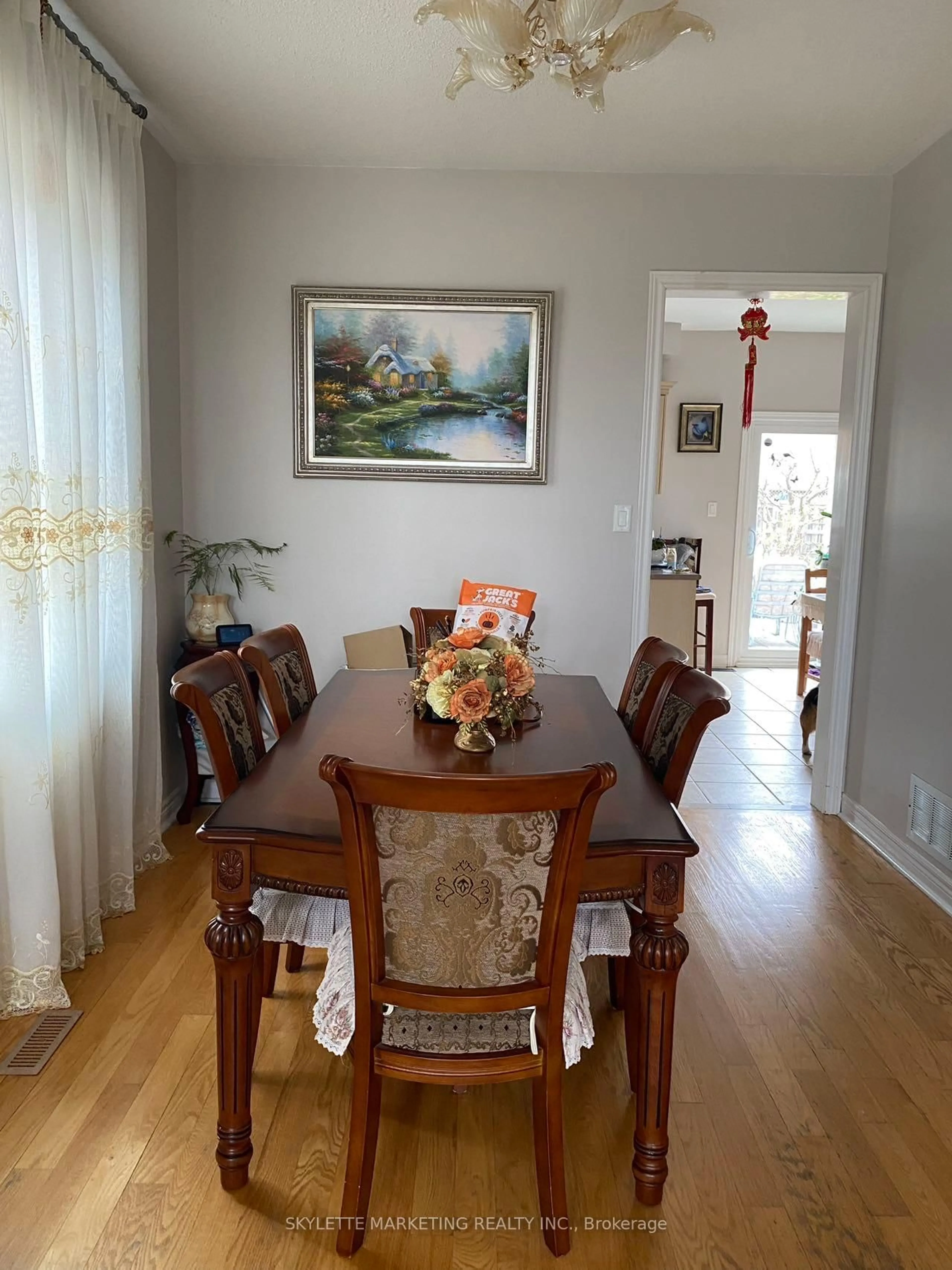Dining room, wood/laminate floor for 3 Twin Oaks Dr, Markham Ontario L6C 2C6