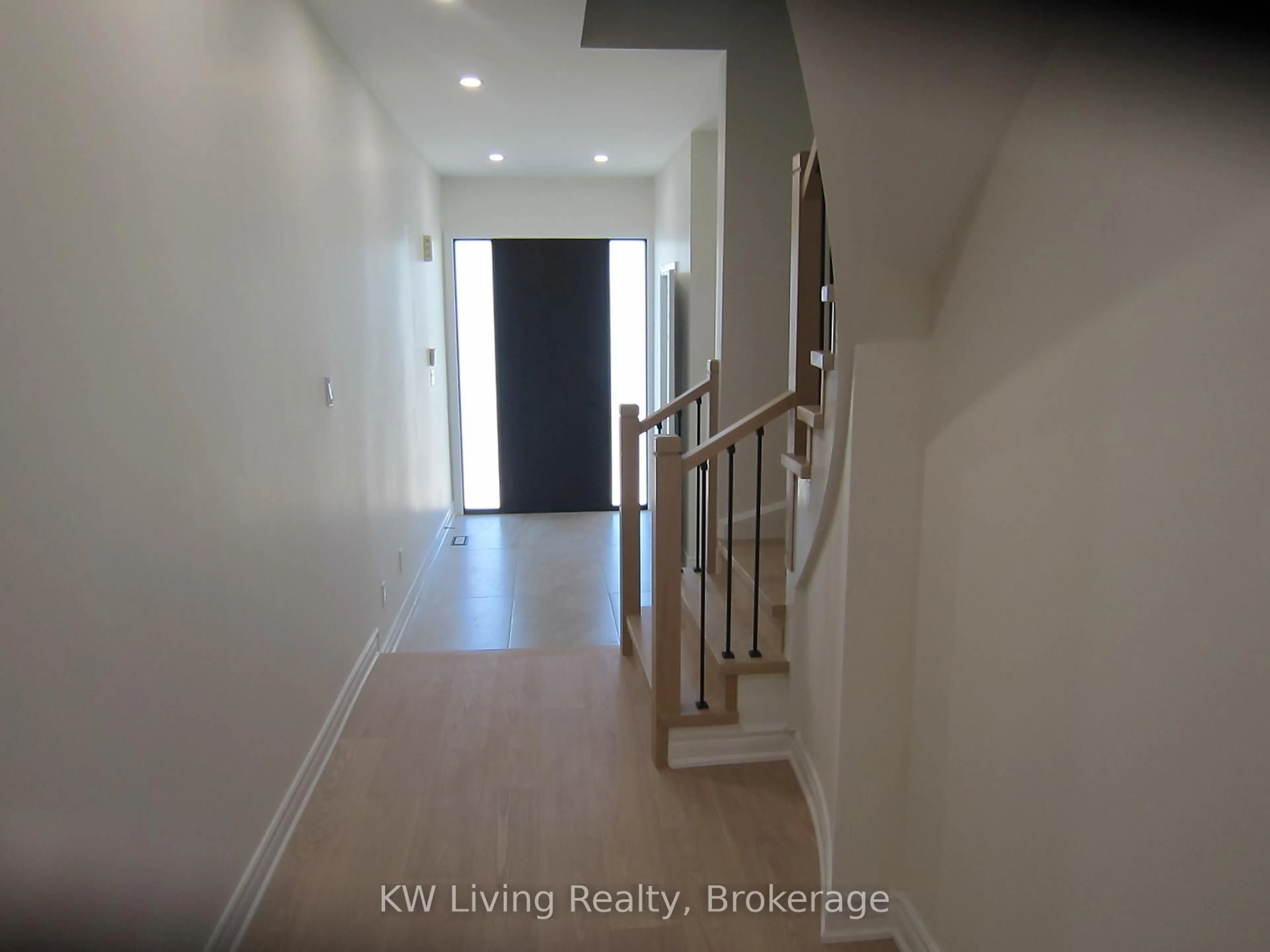 Indoor entryway for 72 Autumn Hill Blvd, Vaughan Ontario L4J 8Z1