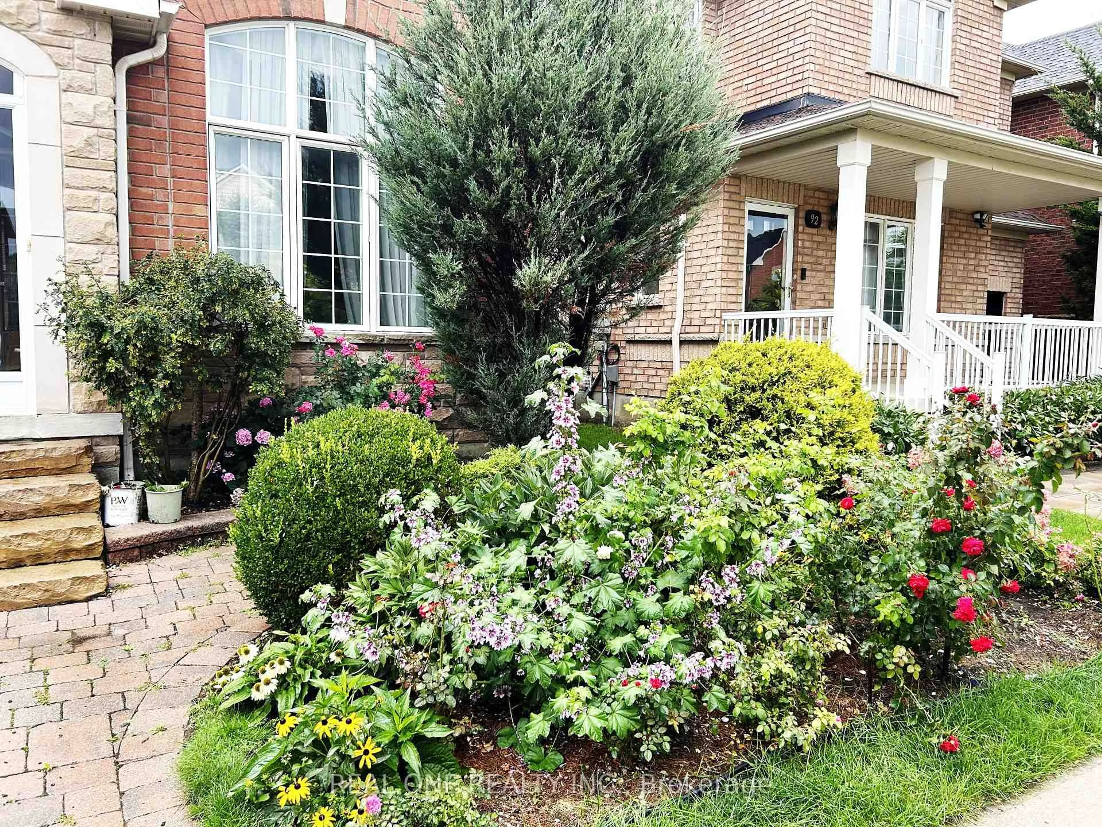 A pic from outside/outdoor area/front of a property/back of a property/a pic from drone, street for 94 Barnwood Dr, Richmond Hill Ontario L4E 5A2