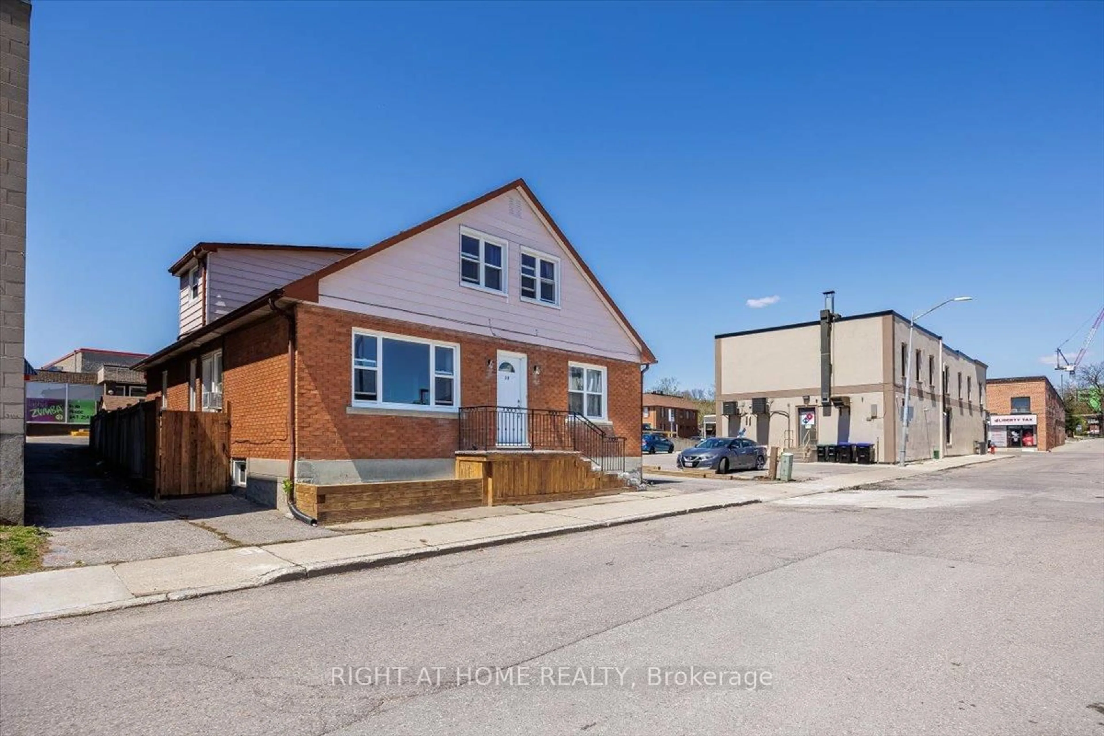 A pic from outside/outdoor area/front of a property/back of a property/a pic from drone, street for 20 Drury St, Bradford West Gwillimbury Ontario L3Z 1W9