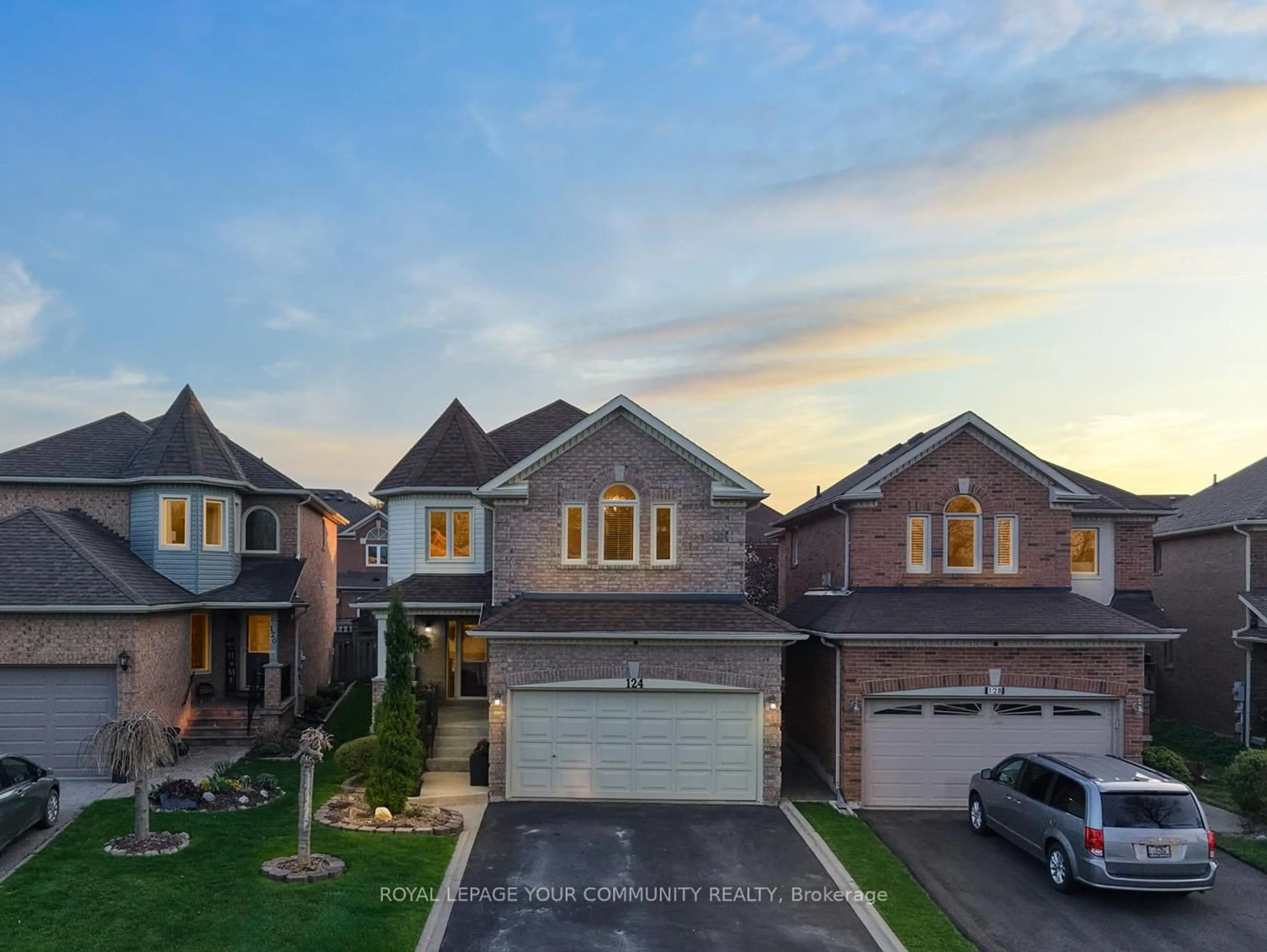 A pic from outside/outdoor area/front of a property/back of a property/a pic from drone, street for 124 Rushbrook Dr, Newmarket Ontario L3X 2E4
