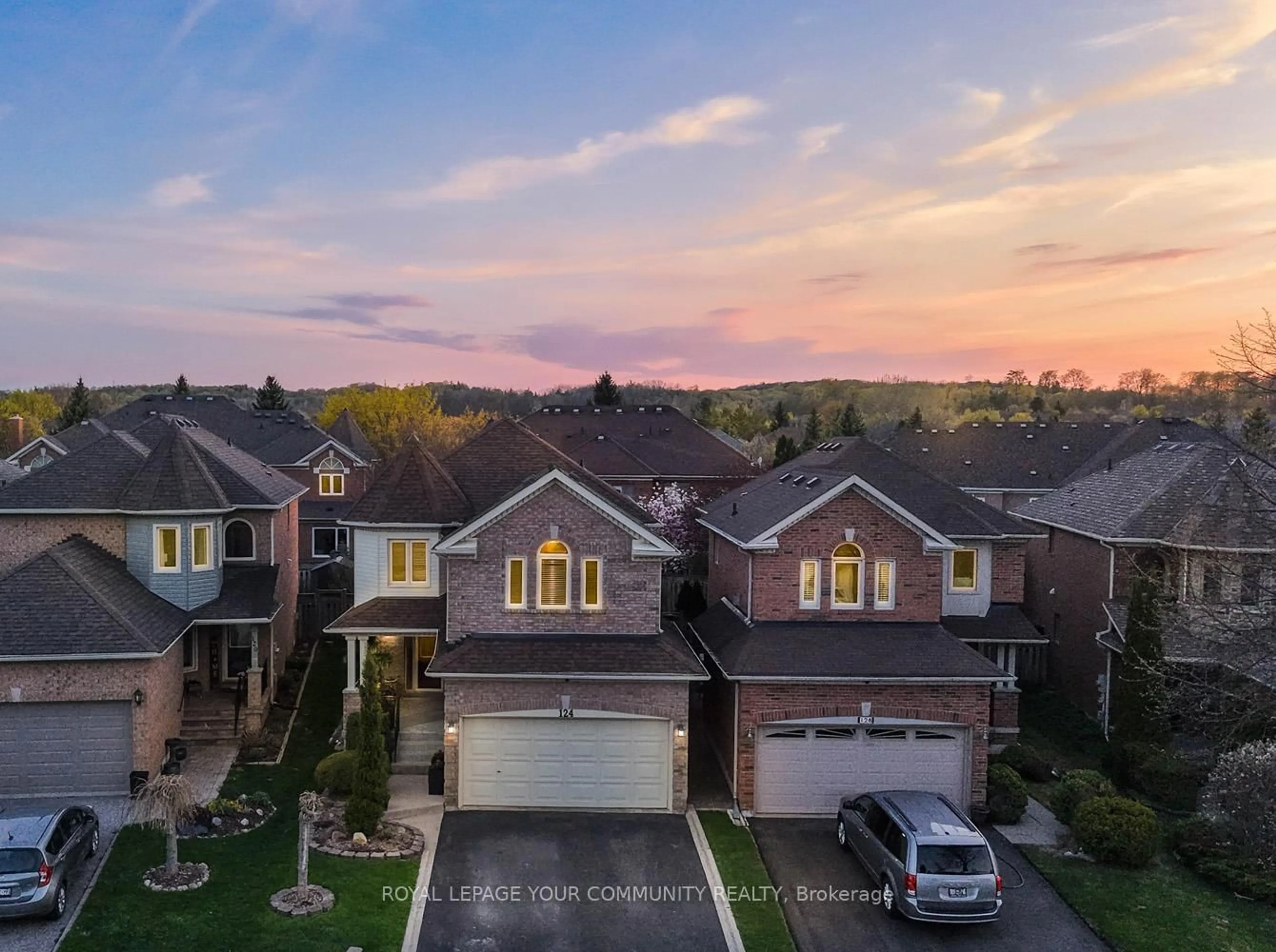A pic from outside/outdoor area/front of a property/back of a property/a pic from drone, street for 124 Rushbrook Dr, Newmarket Ontario L3X 2E4