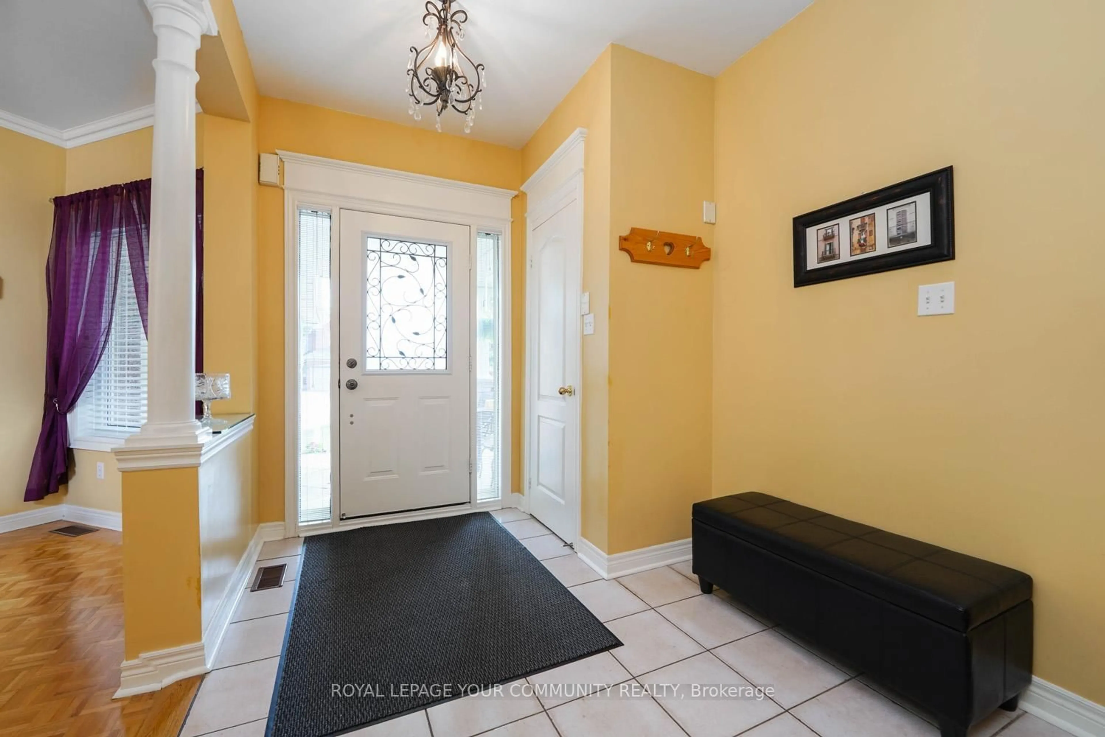 Indoor entryway for 124 Rushbrook Dr, Newmarket Ontario L3X 2E4