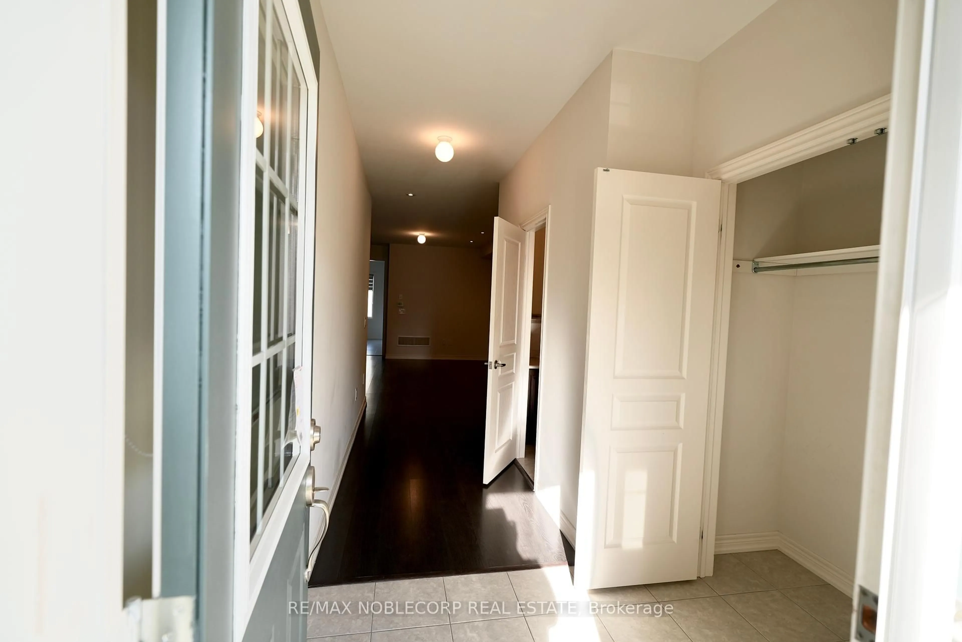 Indoor entryway for 37 Velia Crt, Vaughan Ontario L4H 4S5