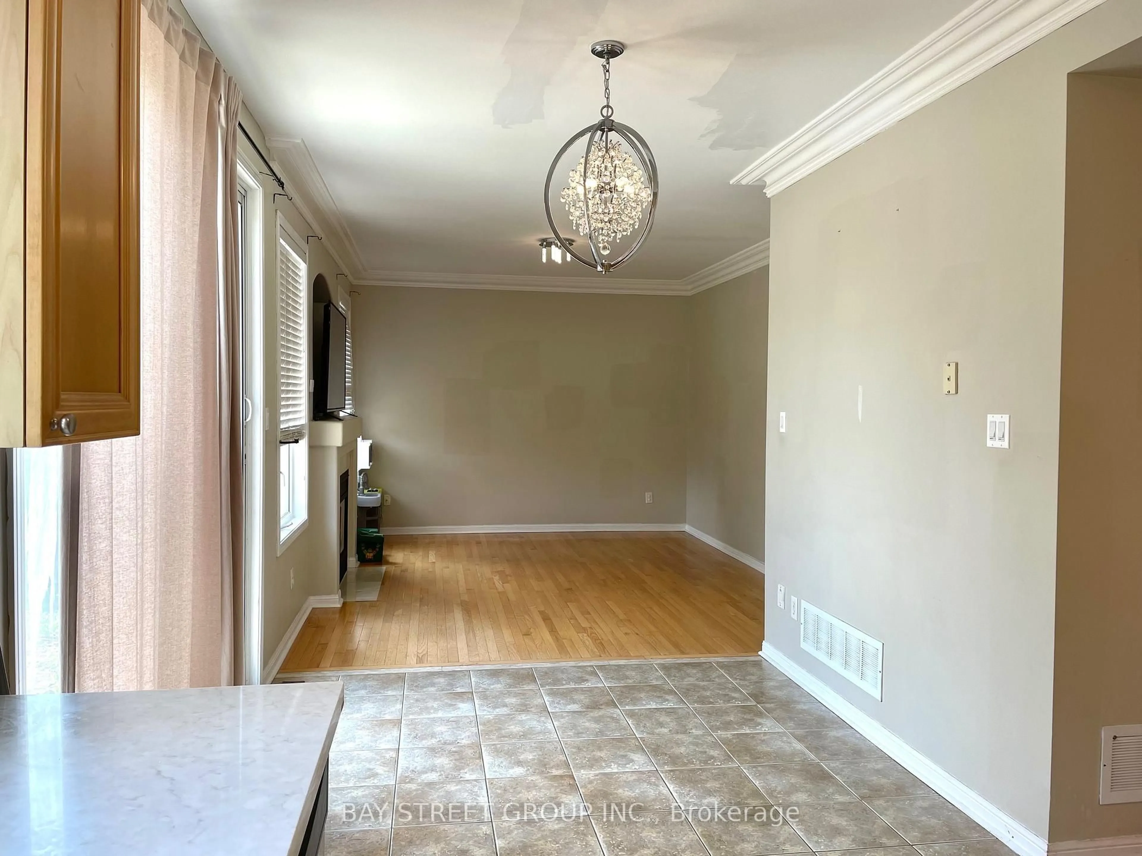 A pic of a room for 5 Madeira Ave, Vaughan Ontario L6A 2Y4