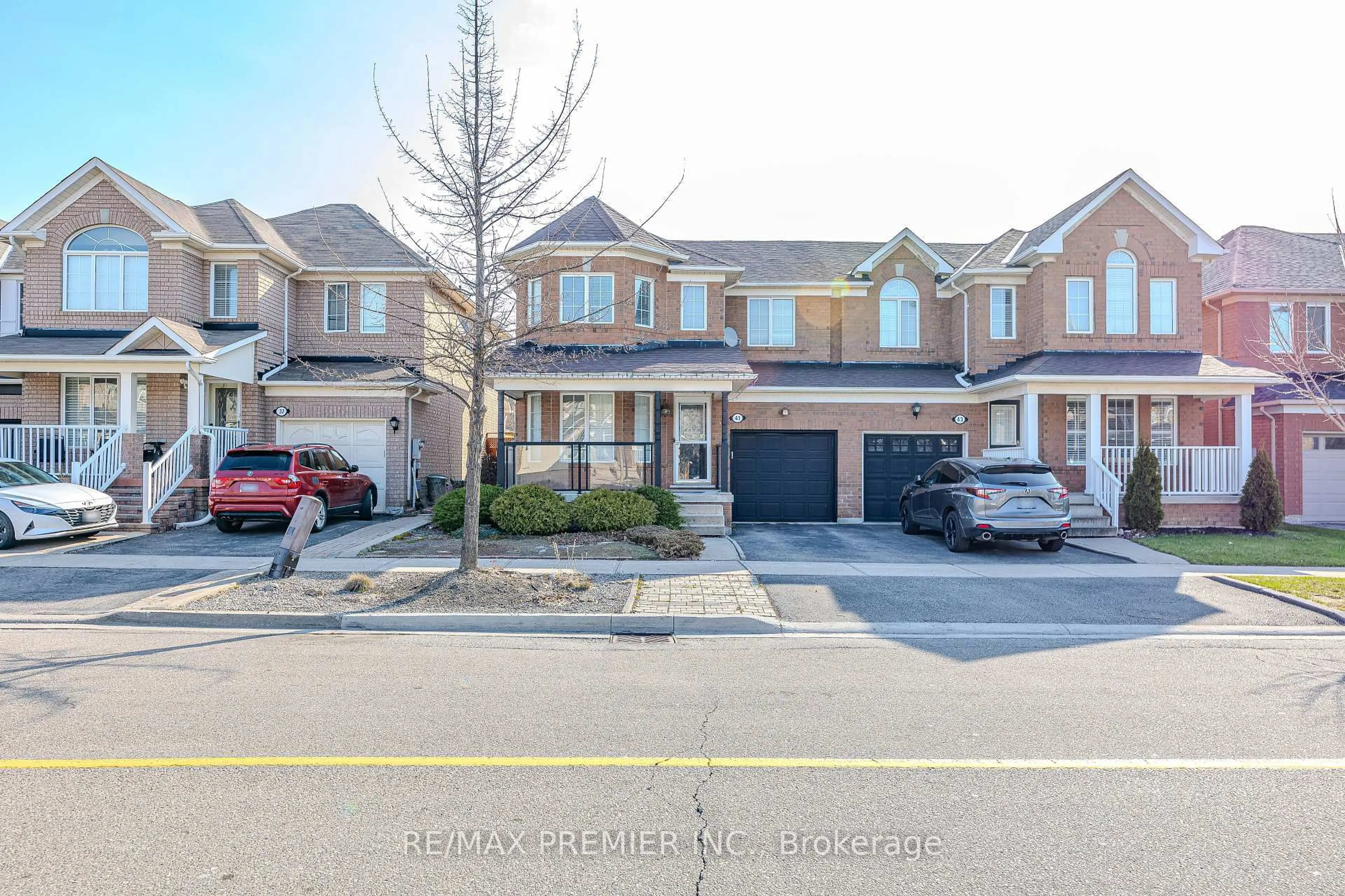 A pic from outside/outdoor area/front of a property/back of a property/a pic from drone, street for 41 Discovery Tr, Vaughan Ontario L6A 2Y5