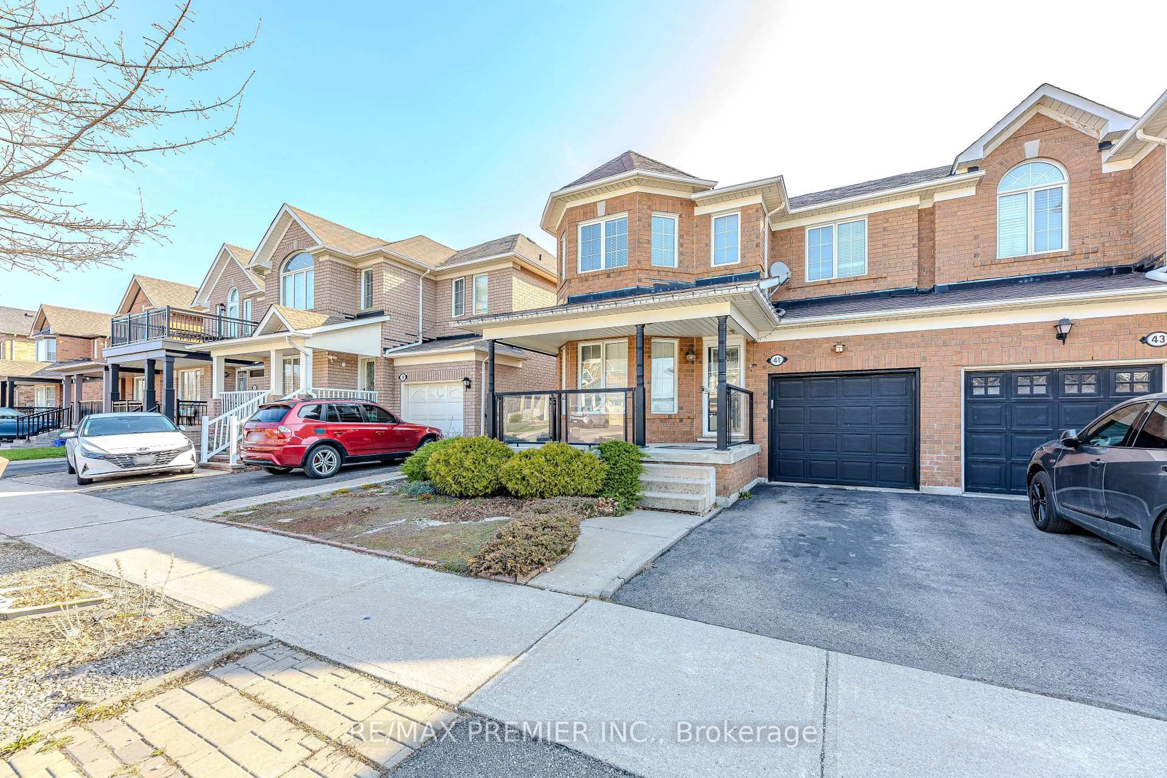 A pic from outside/outdoor area/front of a property/back of a property/a pic from drone, street for 41 Discovery Tr, Vaughan Ontario L6A 2Y5