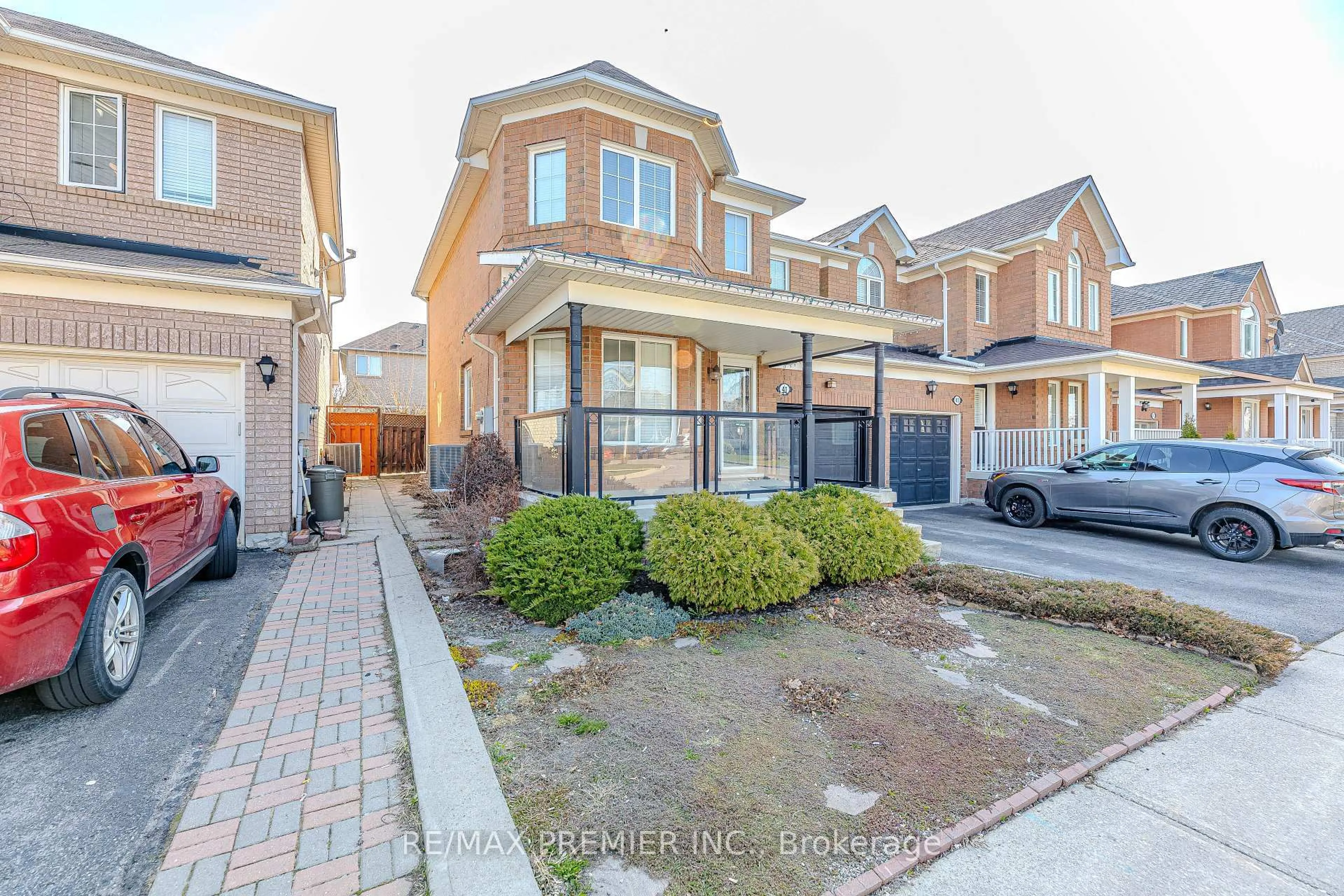 A pic from outside/outdoor area/front of a property/back of a property/a pic from drone, street for 41 Discovery Tr, Vaughan Ontario L6A 2Y5