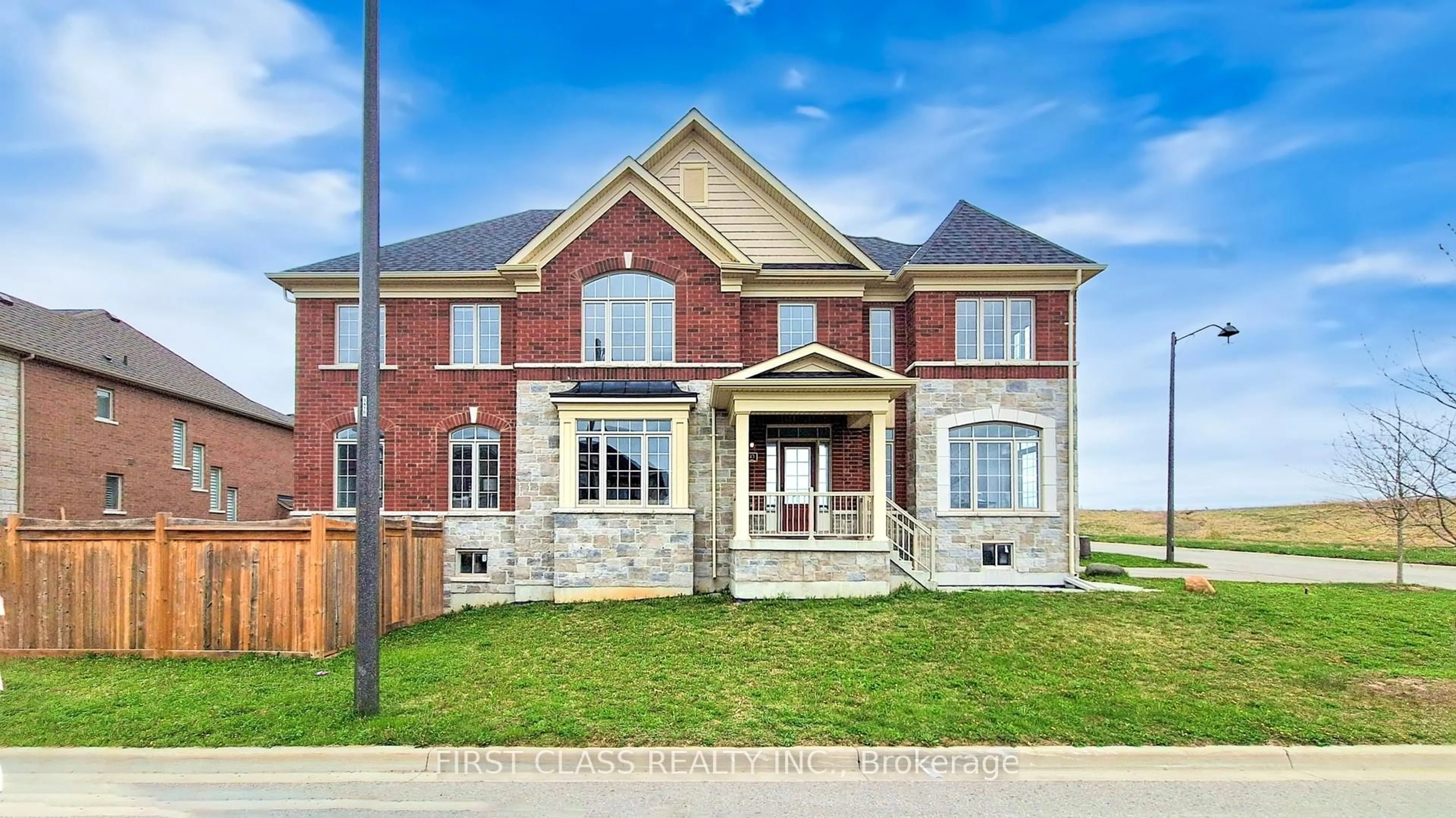 Home with brick exterior material, street for 43 Eastgrove Sq, East Gwillimbury Ontario L9N 0R3