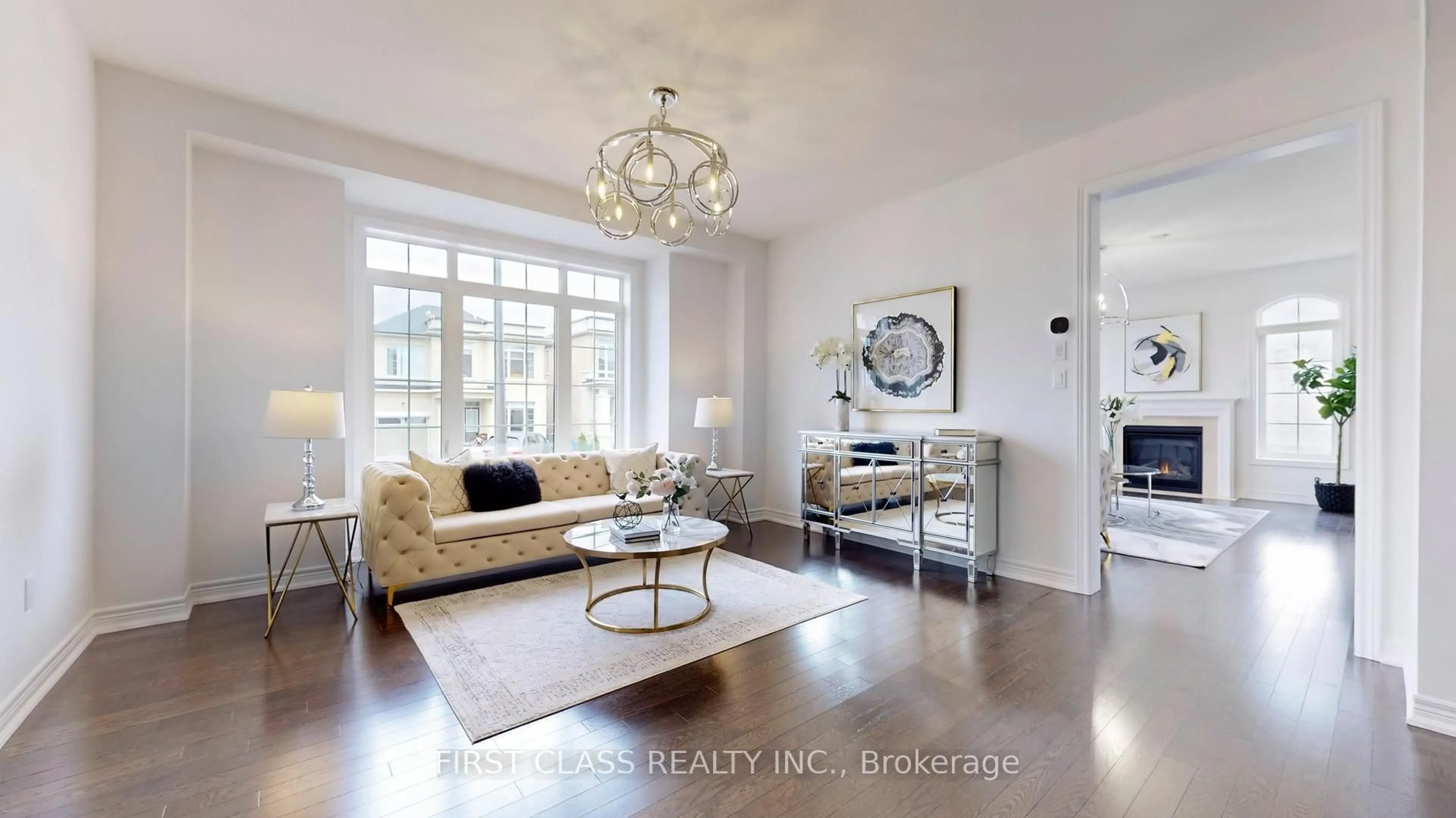 Living room with furniture, unknown for 43 Eastgrove Sq, East Gwillimbury Ontario L9N 0R3