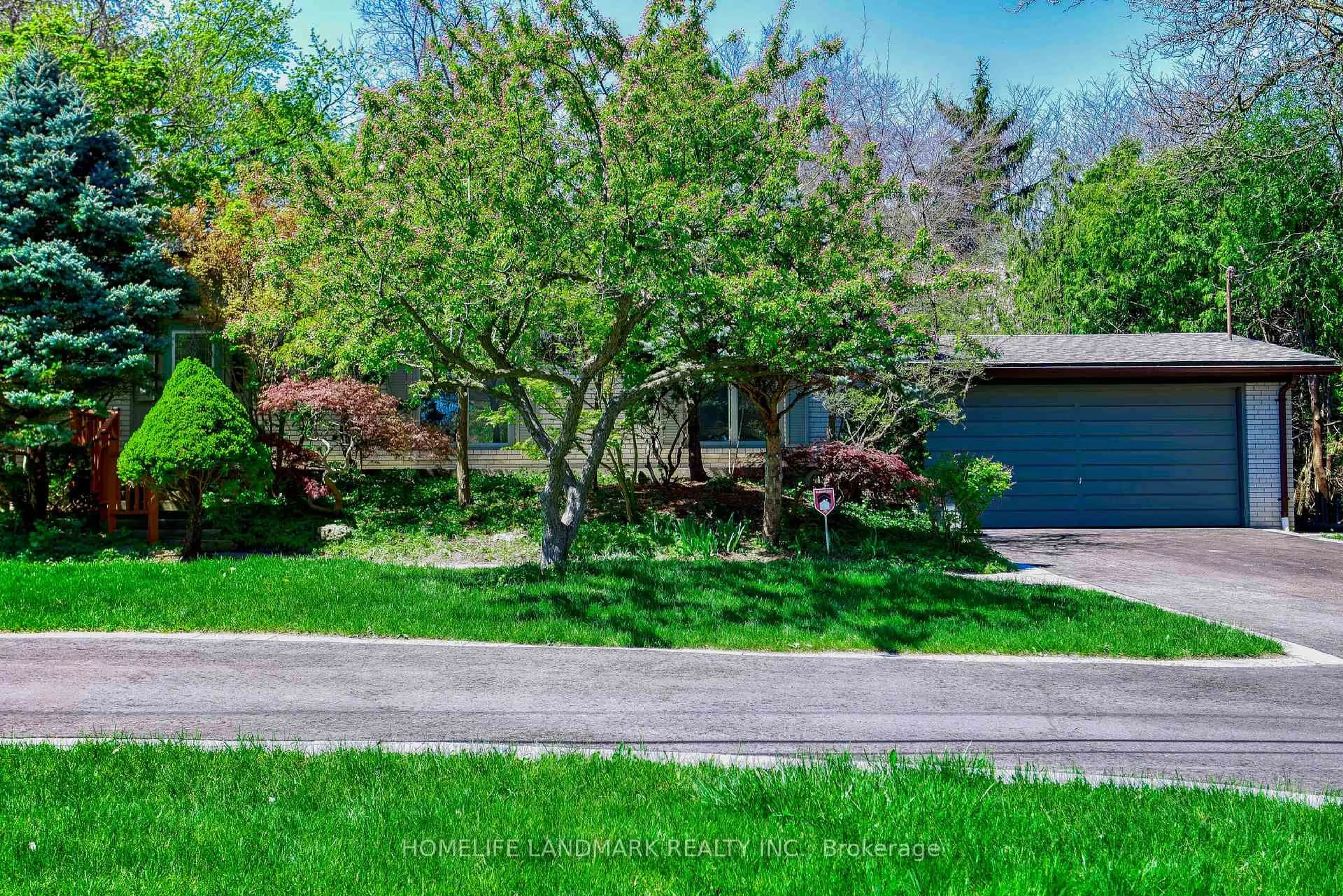 A pic from outside/outdoor area/front of a property/back of a property/a pic from drone, street for 12 Thornheights Rd, Markham Ontario L3T 3M1