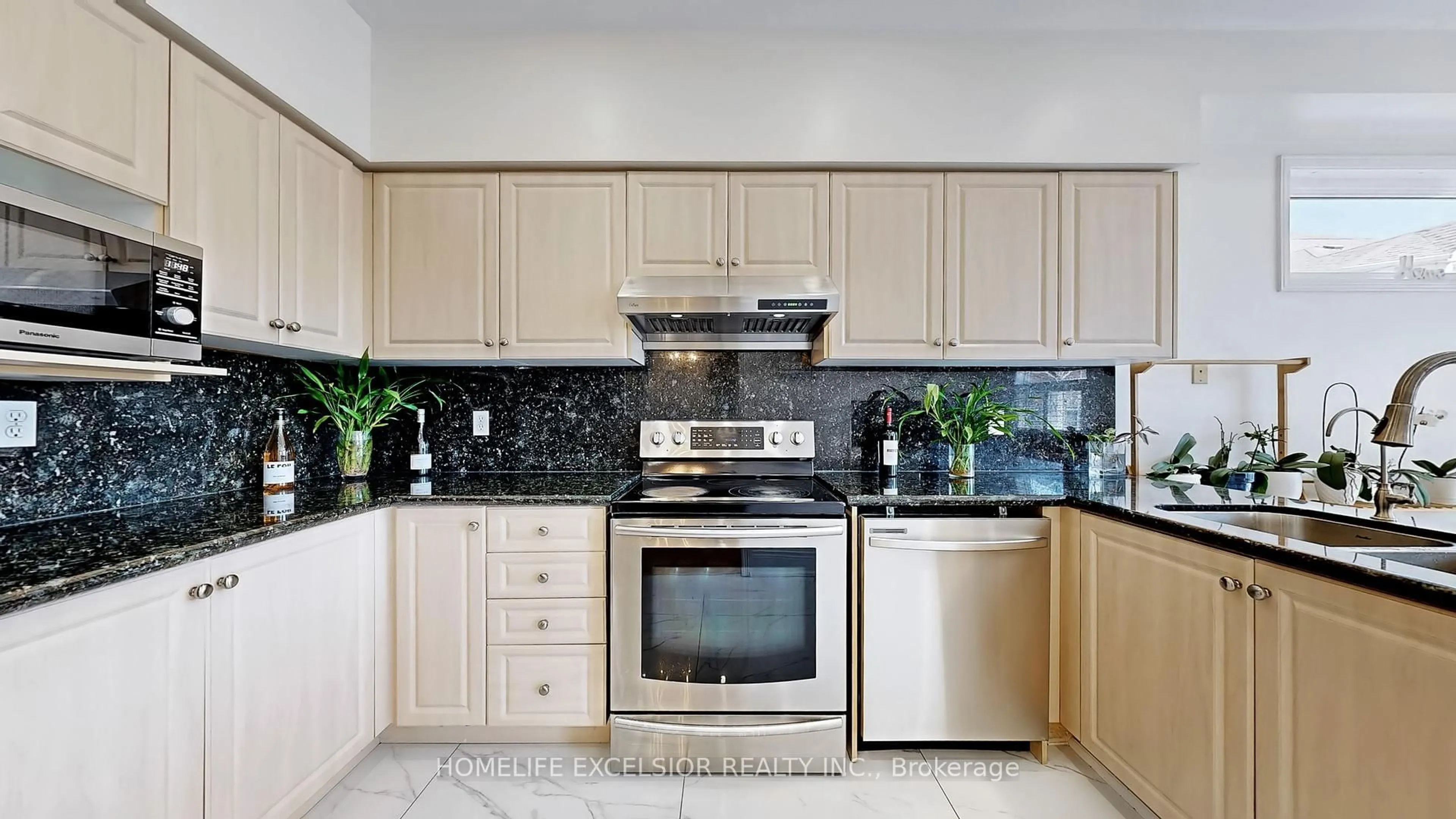 Standard kitchen, ceramic/tile floor for 36 Cashmere Cres, Markham Ontario L3S 4P8