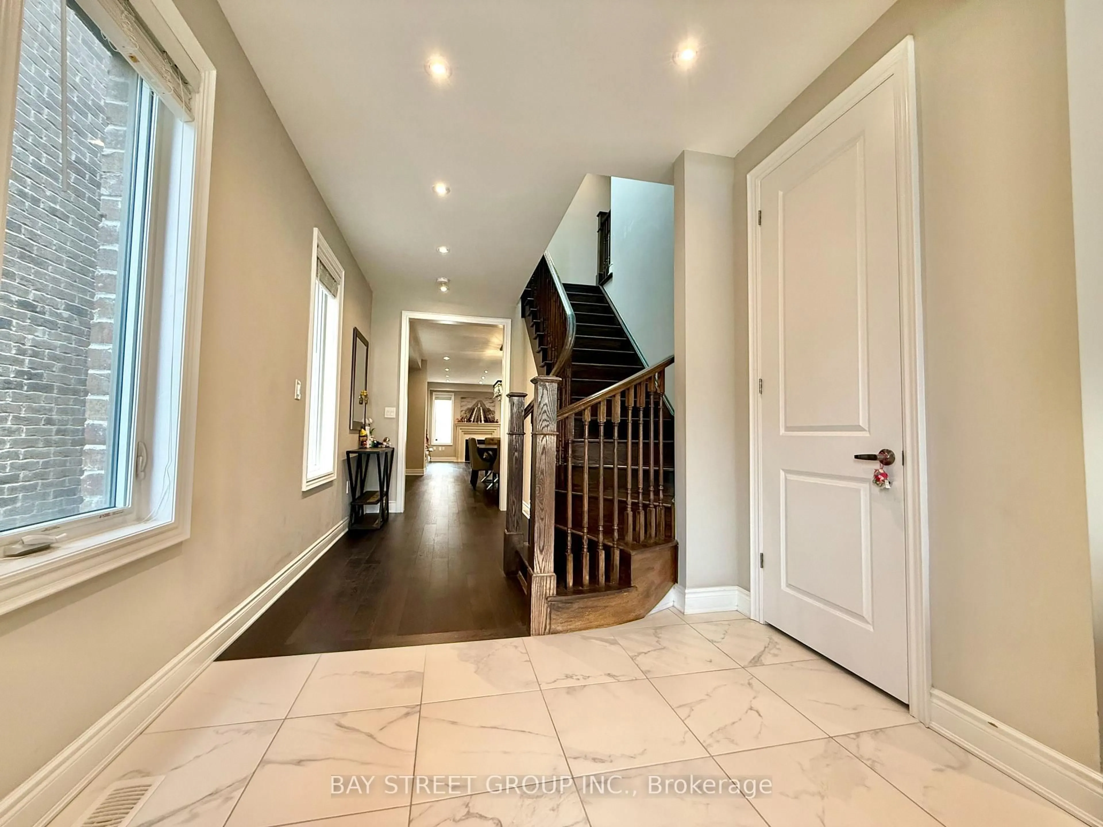 Indoor foyer for 67 Hartney Dr, Richmond Hill Ontario L4S 0J9