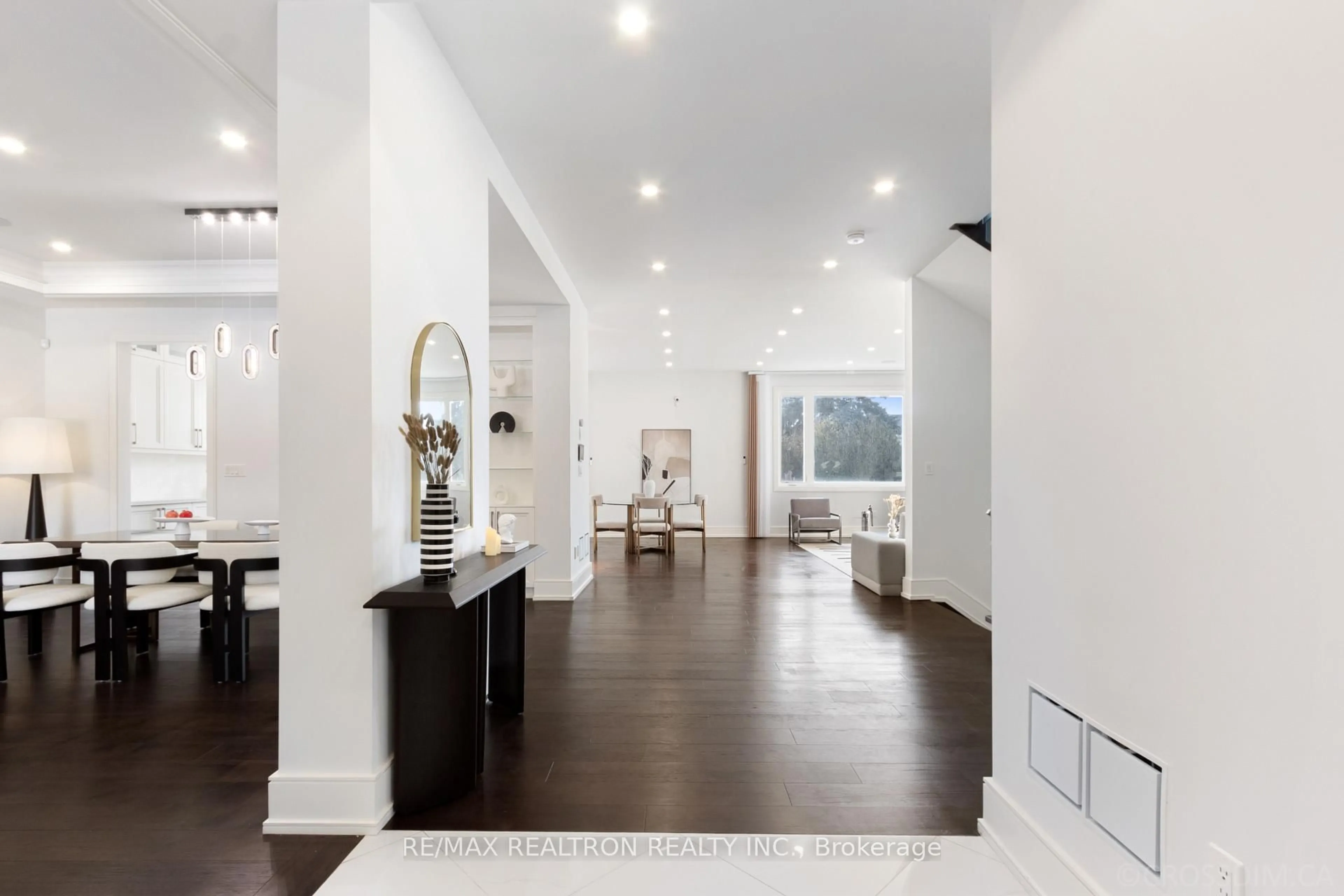 Indoor foyer for 256 Lennox Ave, Richmond Hill Ontario L4C 2A6