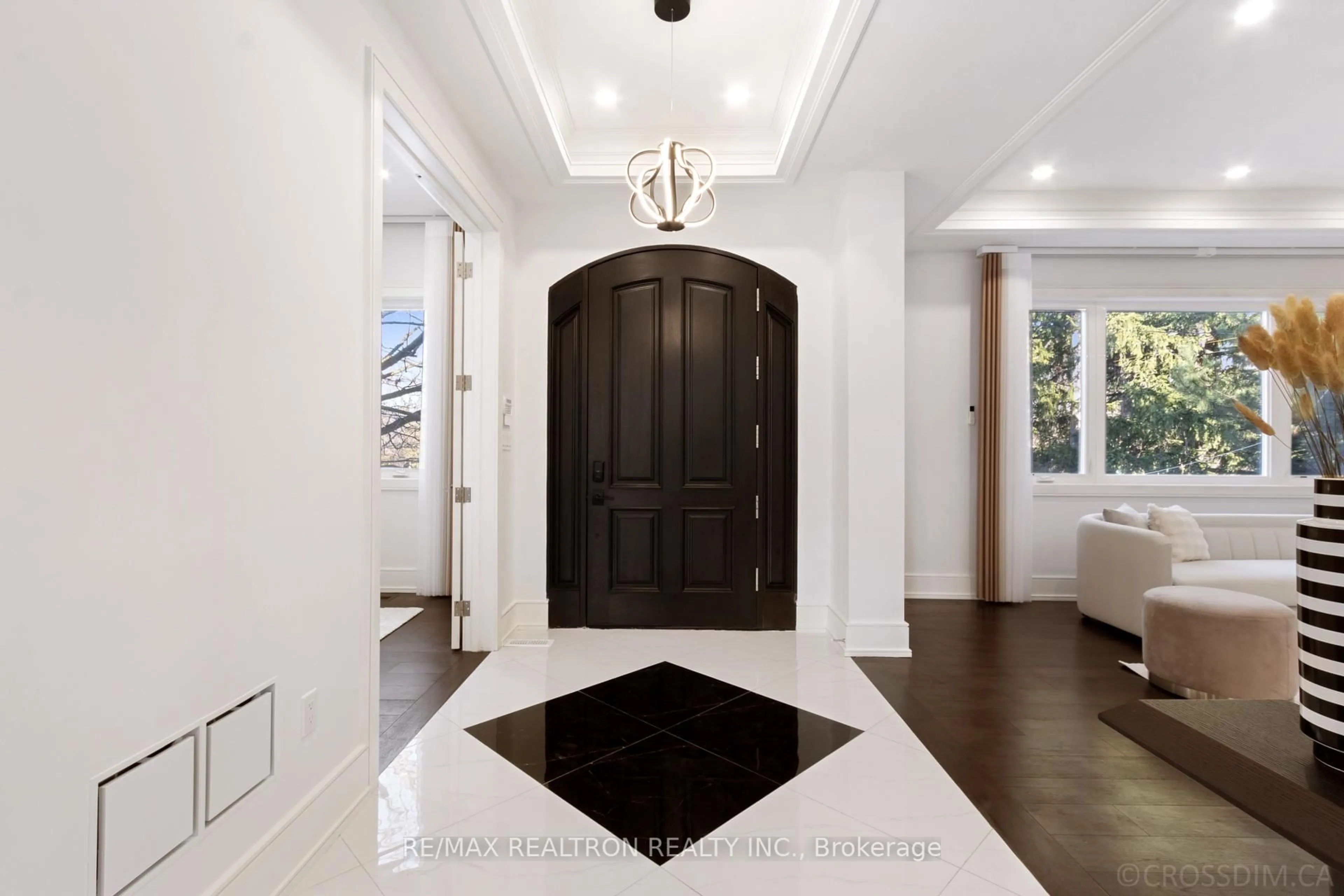 Indoor entryway for 256 Lennox Ave, Richmond Hill Ontario L4C 2A6