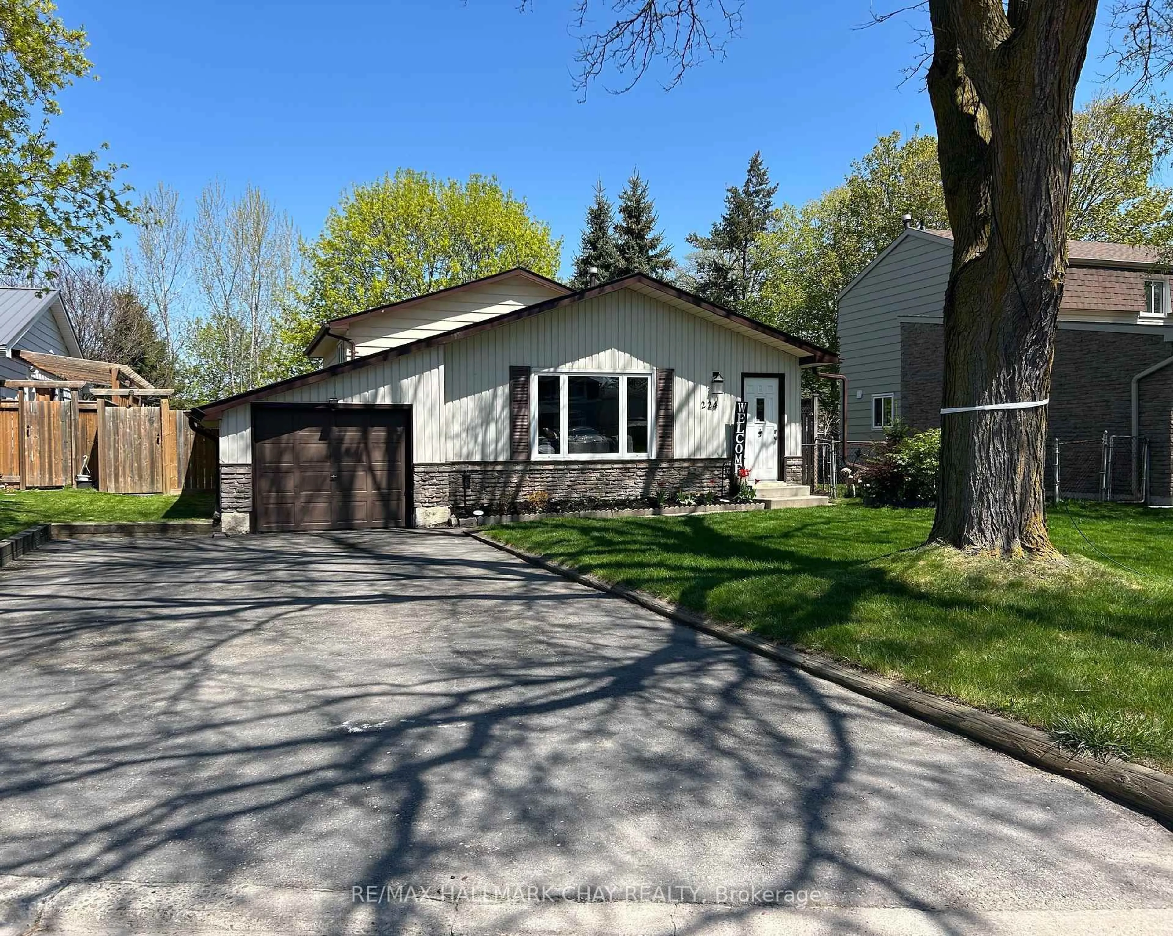 Home with vinyl exterior material, street for 224 Tupper Blvd, New Tecumseth Ontario L9R 1B5