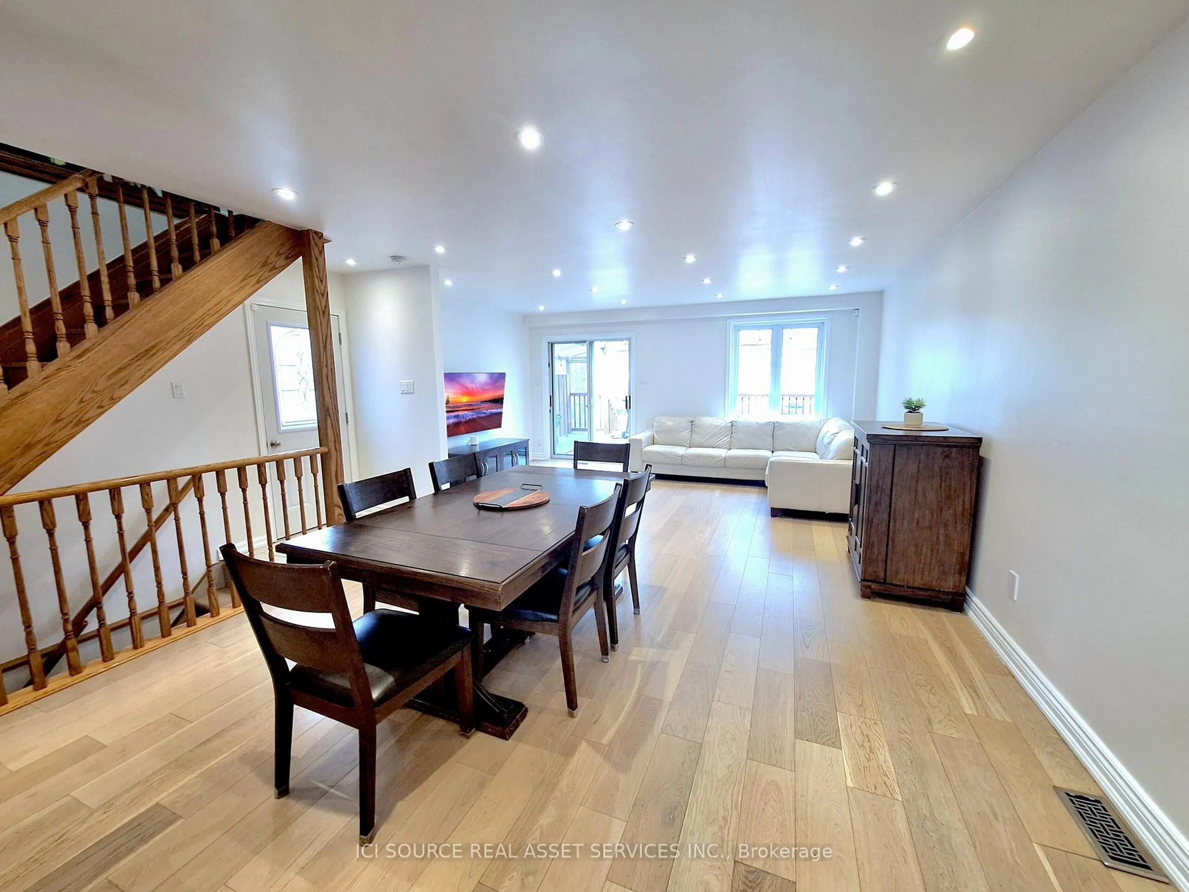 Unknown for 221 Hodgson Dr, Newmarket Ontario L3Y 1E3