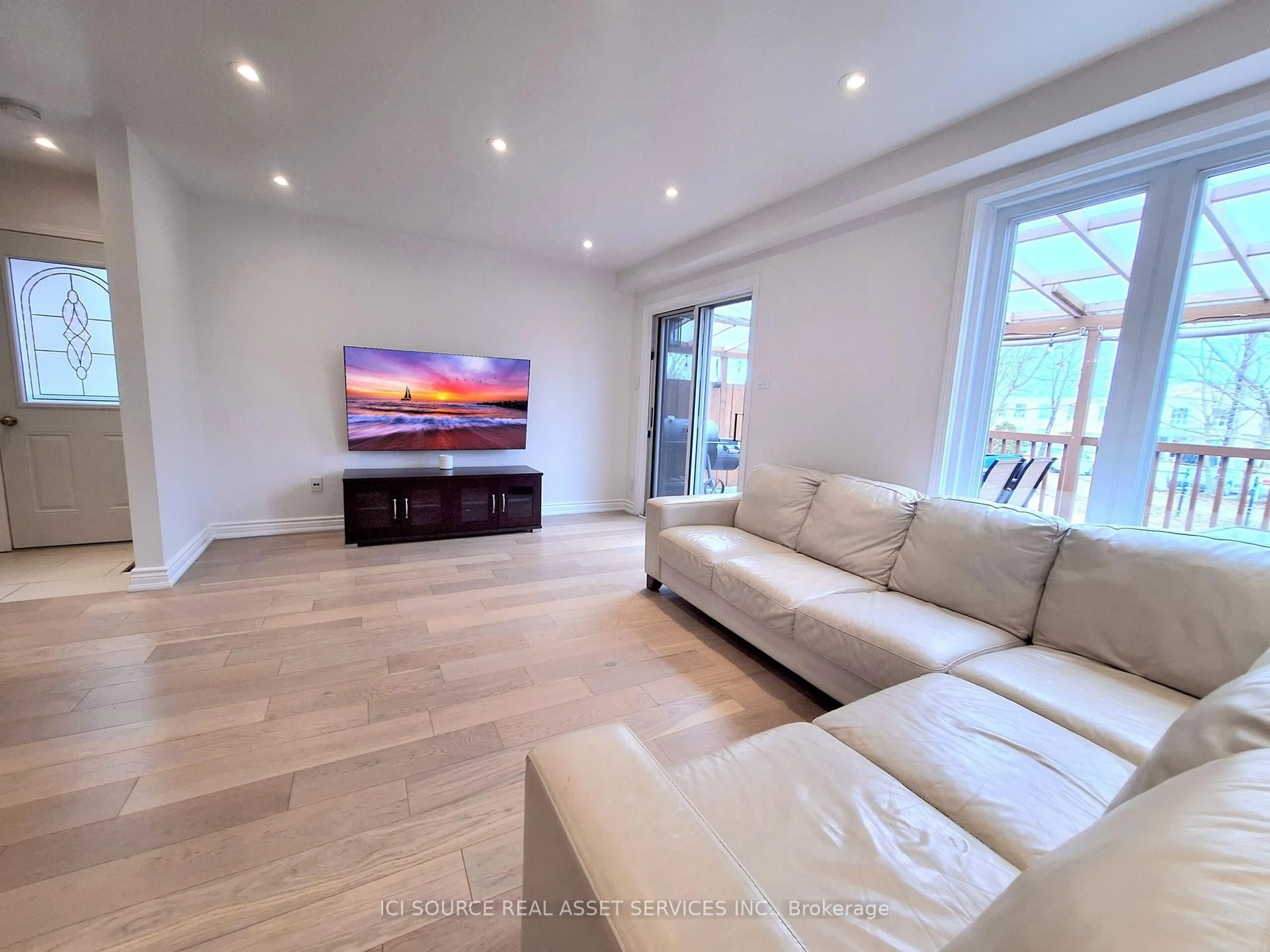 Living room with furniture, wood/laminate floor for 221 Hodgson Dr, Newmarket Ontario L3Y 1E3