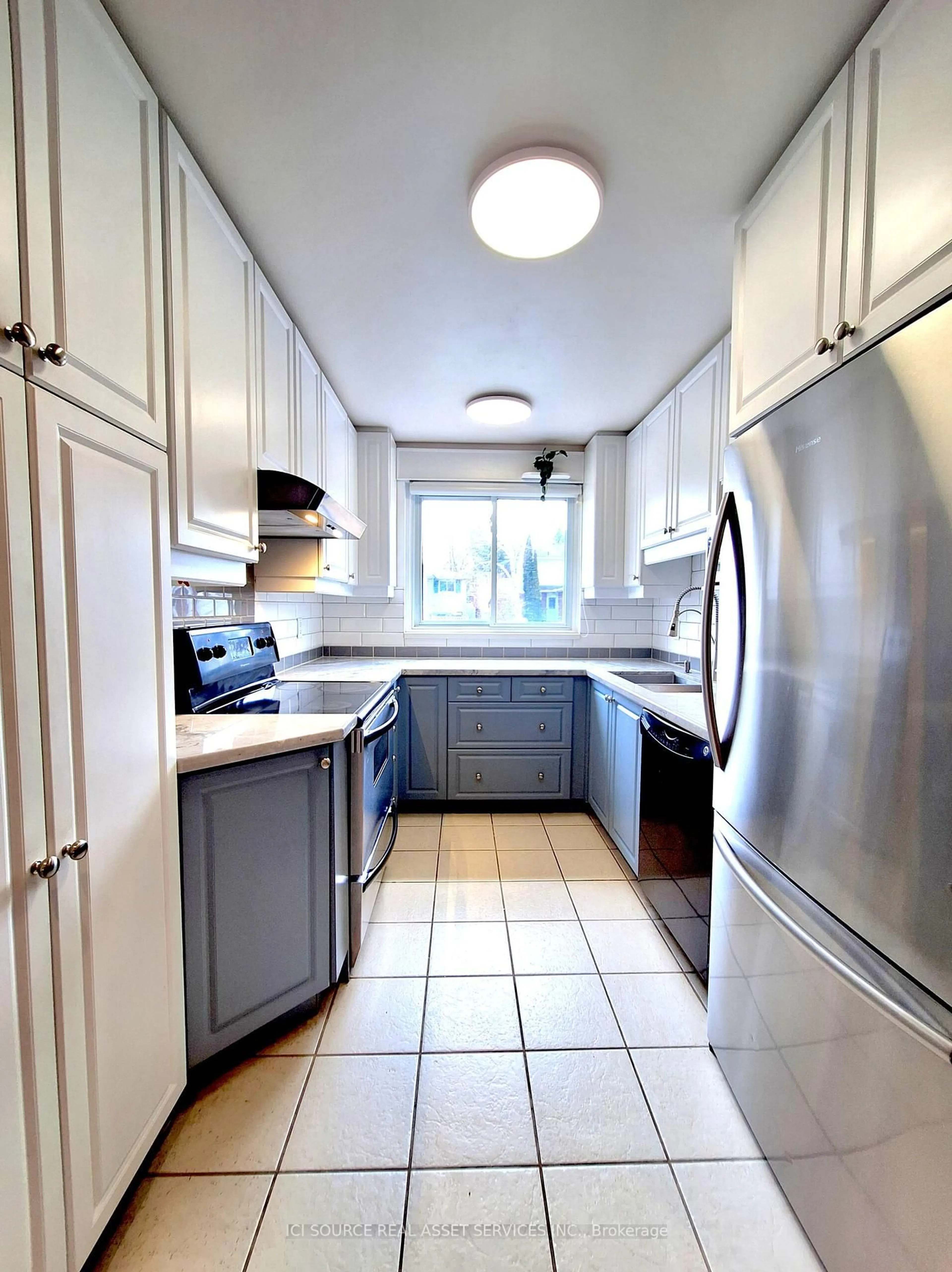 Standard kitchen, ceramic/tile floor for 221 Hodgson Dr, Newmarket Ontario L3Y 1E3