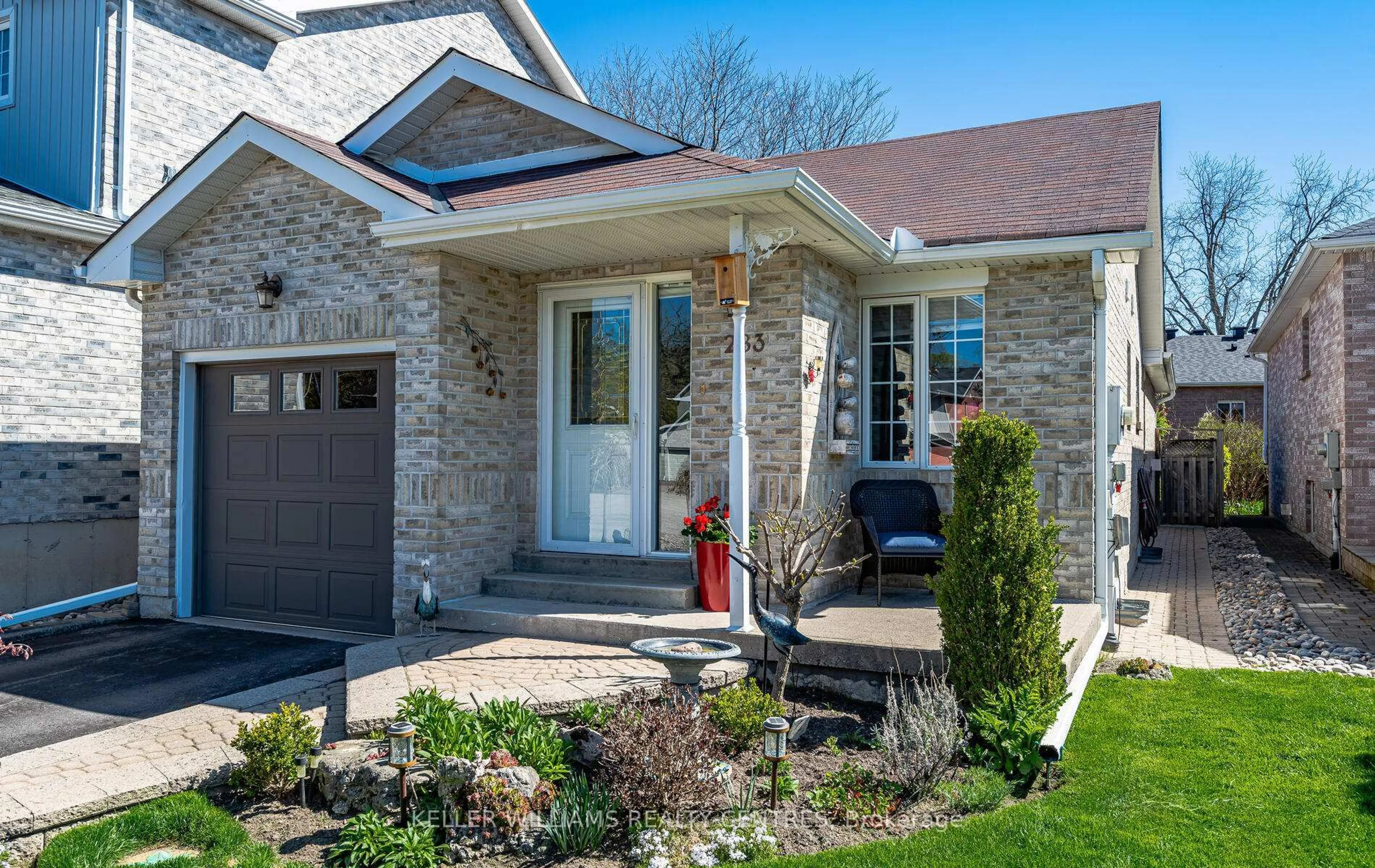 Home with brick exterior material, street for 283 Sheridan Crt, Newmarket Ontario L3Y 8P9