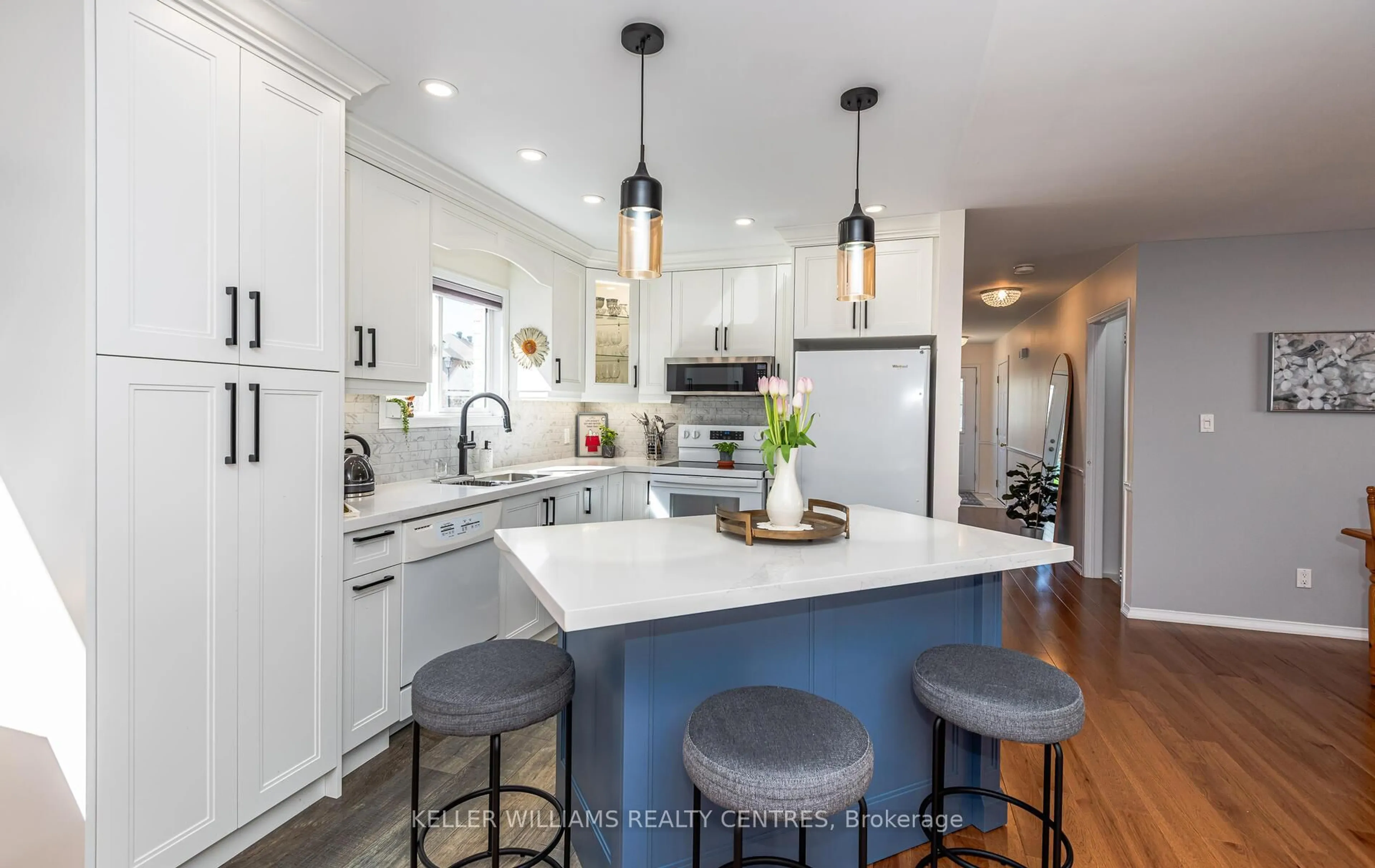 Open concept kitchen, unknown for 283 Sheridan Crt, Newmarket Ontario L3Y 8P9