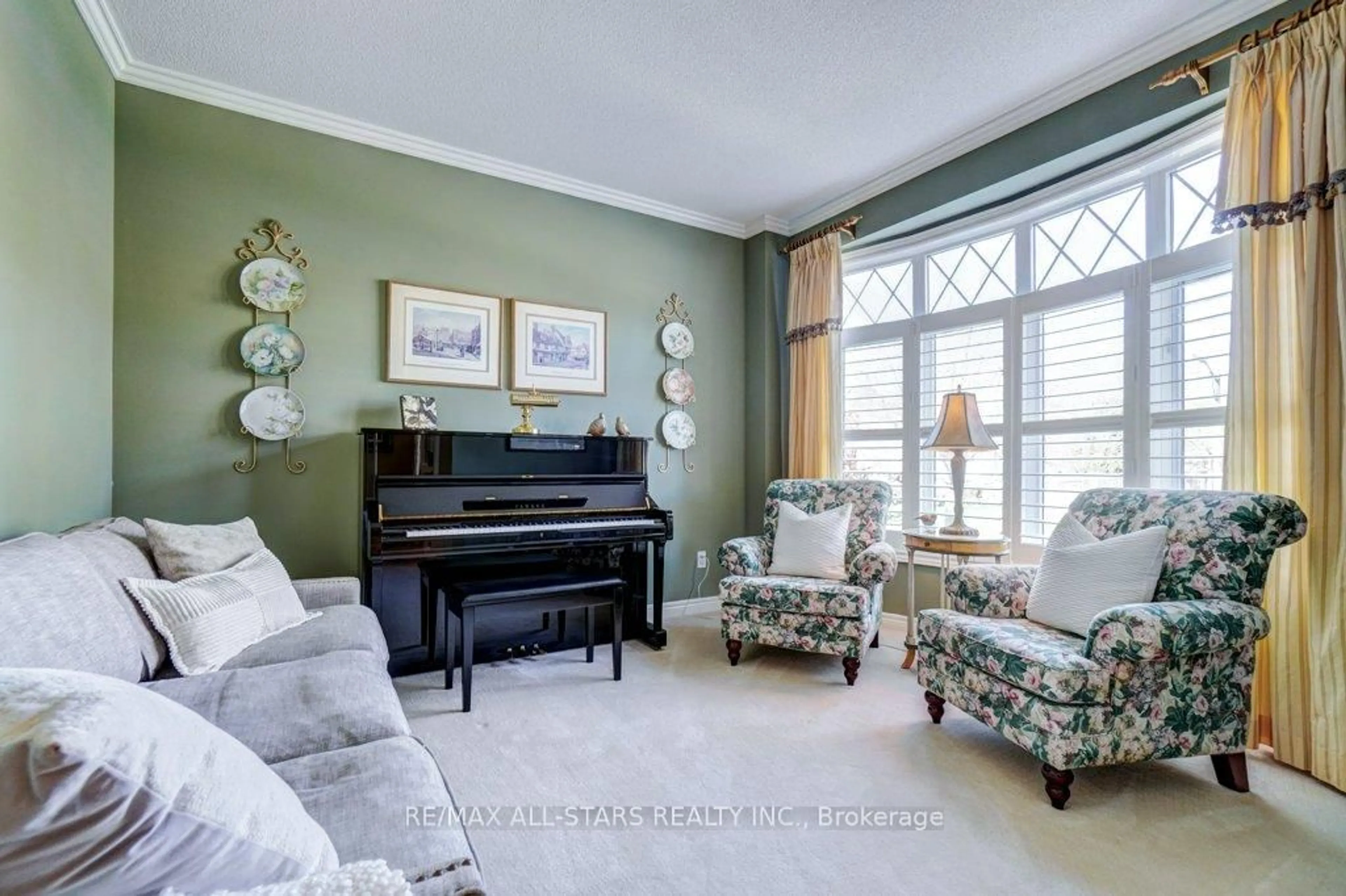 Living room with furniture, unknown for 64 Button Cres, Uxbridge Ontario L9P 1Z6