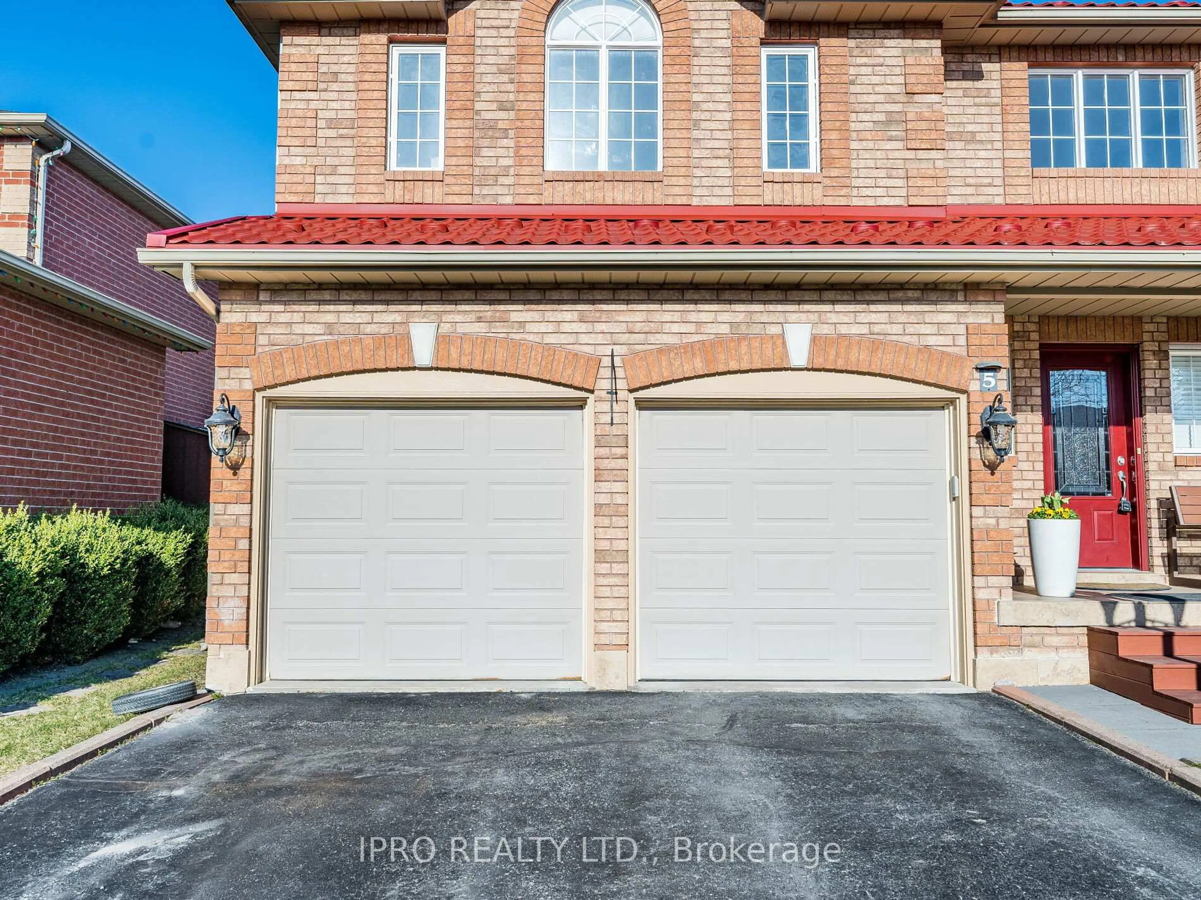Indoor garage for 5 Reynolds Ave, New Tecumseth Ontario L0G 1A0