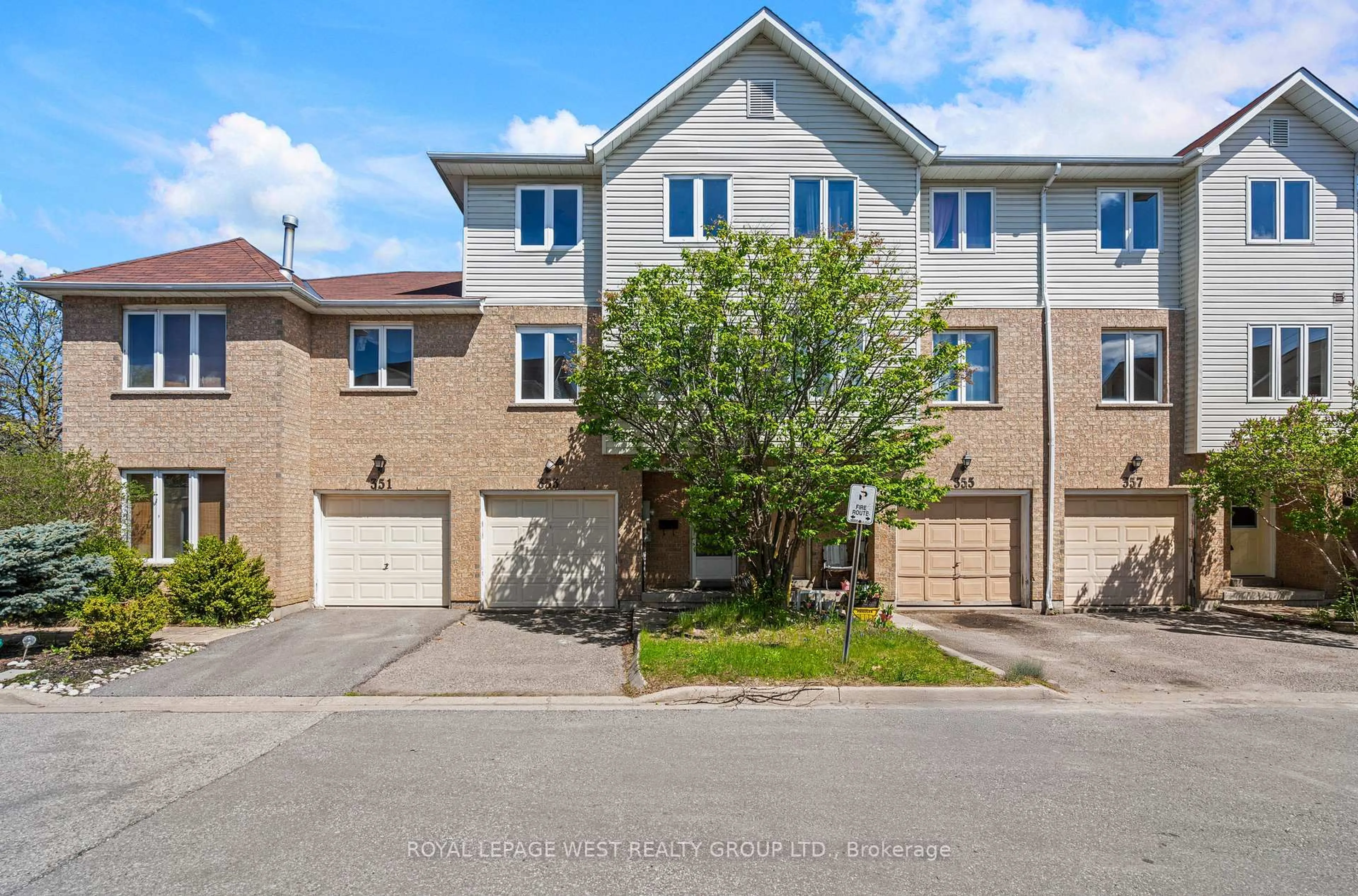 A pic from outside/outdoor area/front of a property/back of a property/a pic from drone, street for 353 Riddell Crt #2, Newmarket Ontario L3Y 8M8