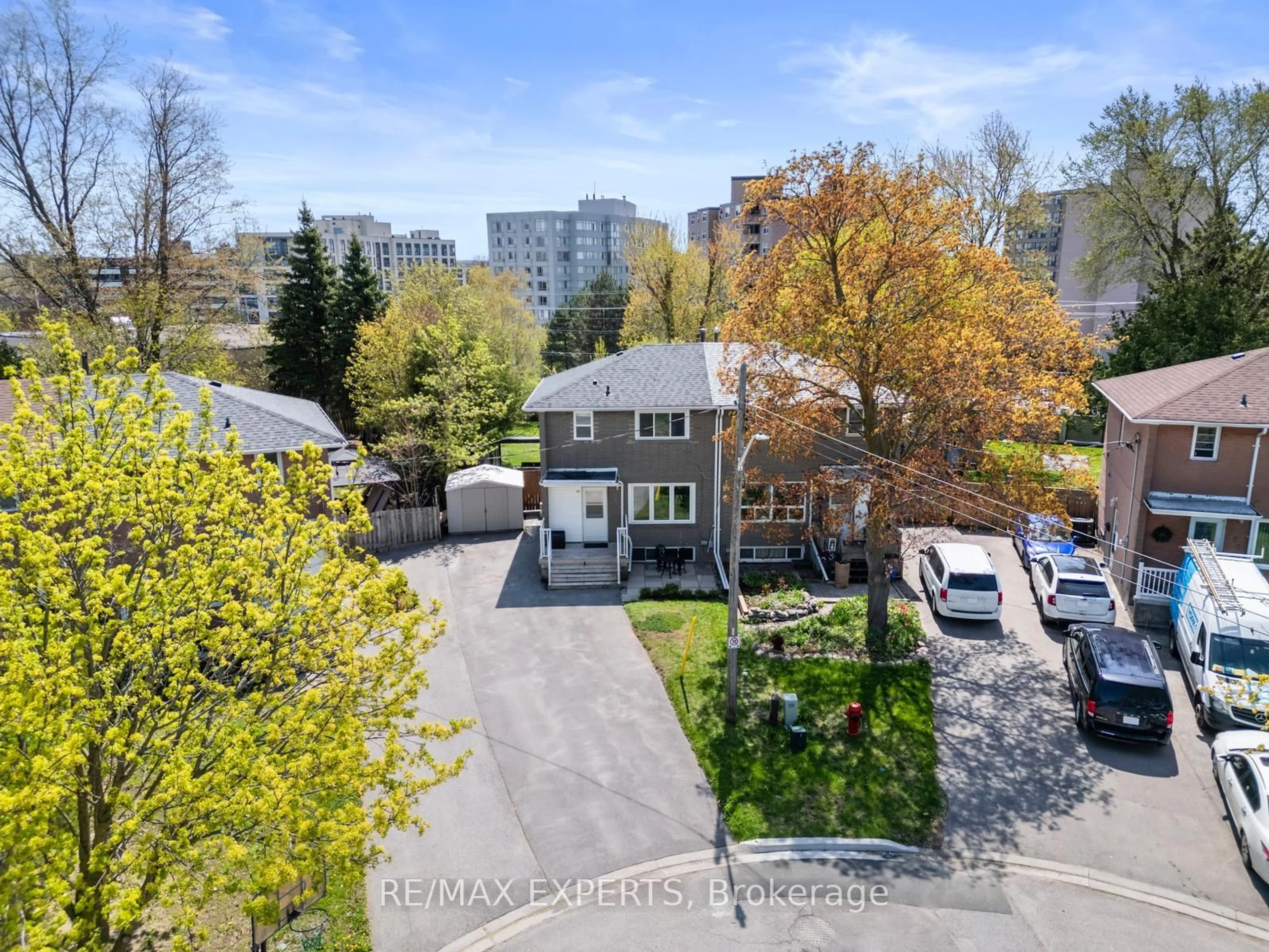 A pic from outside/outdoor area/front of a property/back of a property/a pic from drone, street for 202 Penn Ave, Newmarket Ontario L3Y 2S5