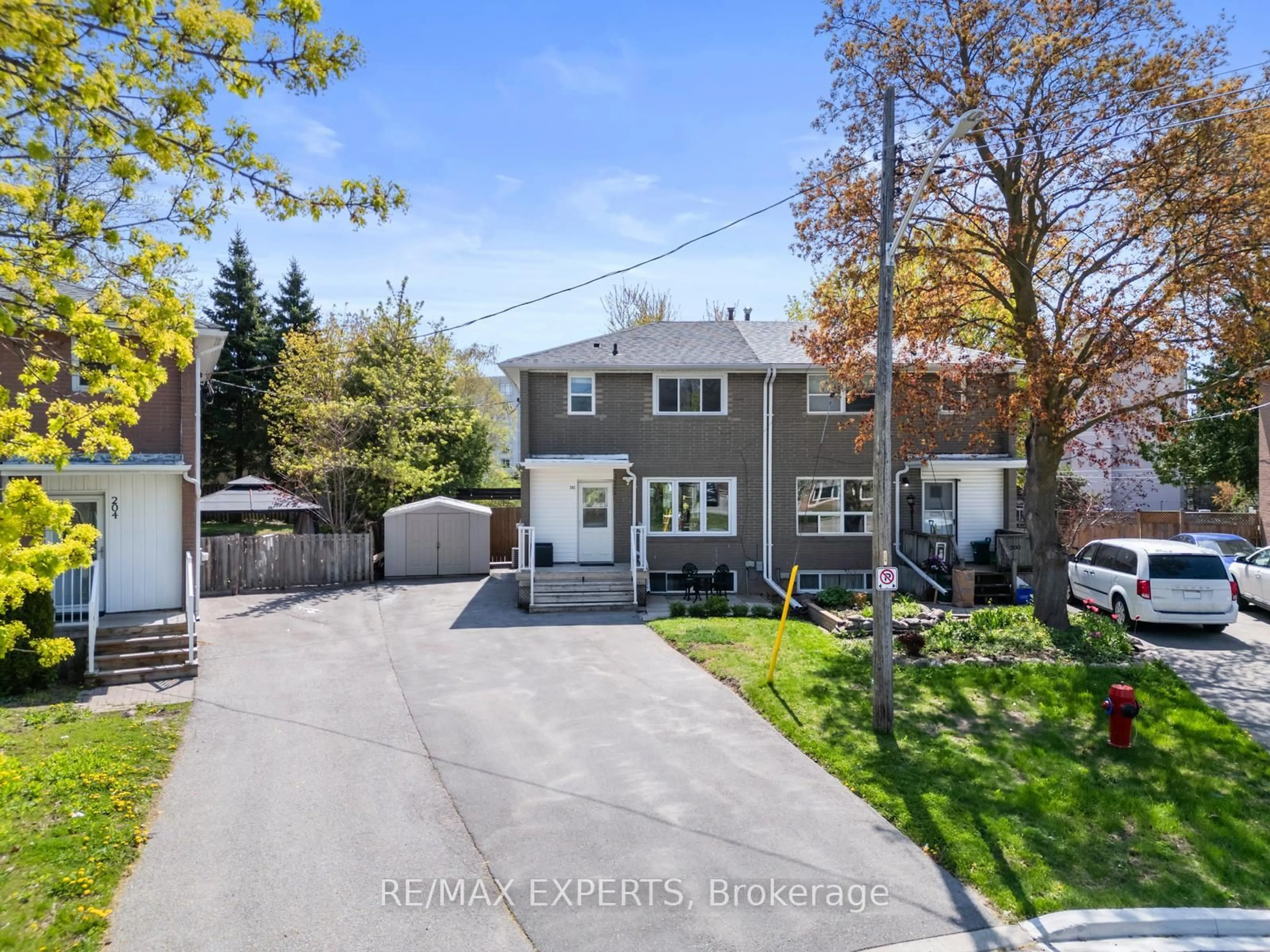 A pic from outside/outdoor area/front of a property/back of a property/a pic from drone, street for 202 Penn Ave, Newmarket Ontario L3Y 2S5