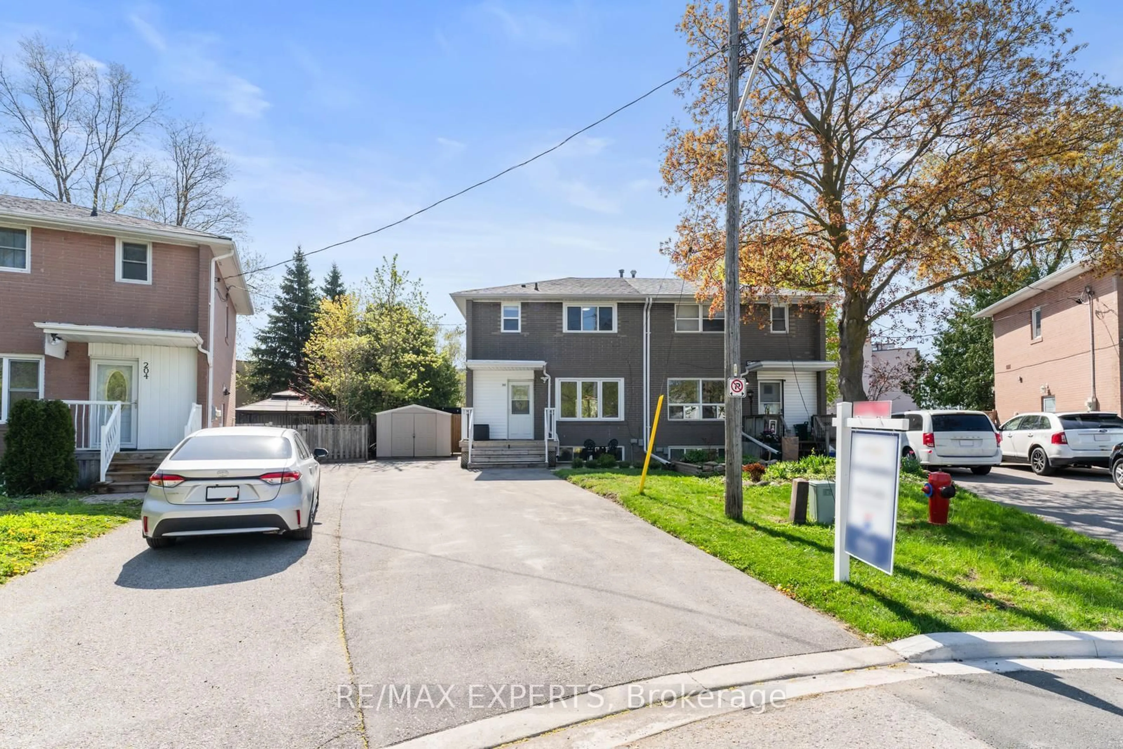 A pic from outside/outdoor area/front of a property/back of a property/a pic from drone, street for 202 Penn Ave, Newmarket Ontario L3Y 2S5