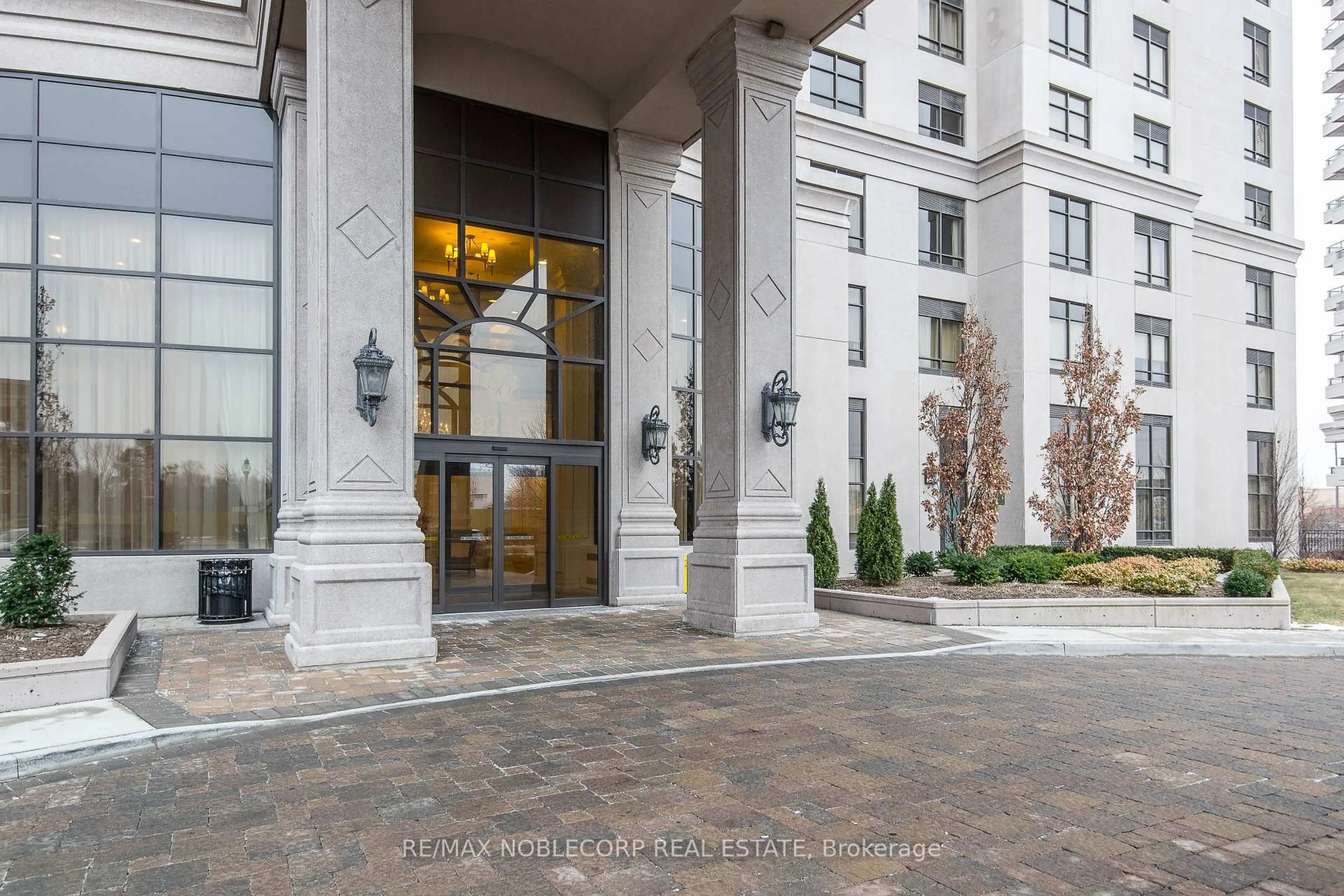 Indoor foyer for 9245 Jane St #1515, Vaughan Ontario L6A 0J9